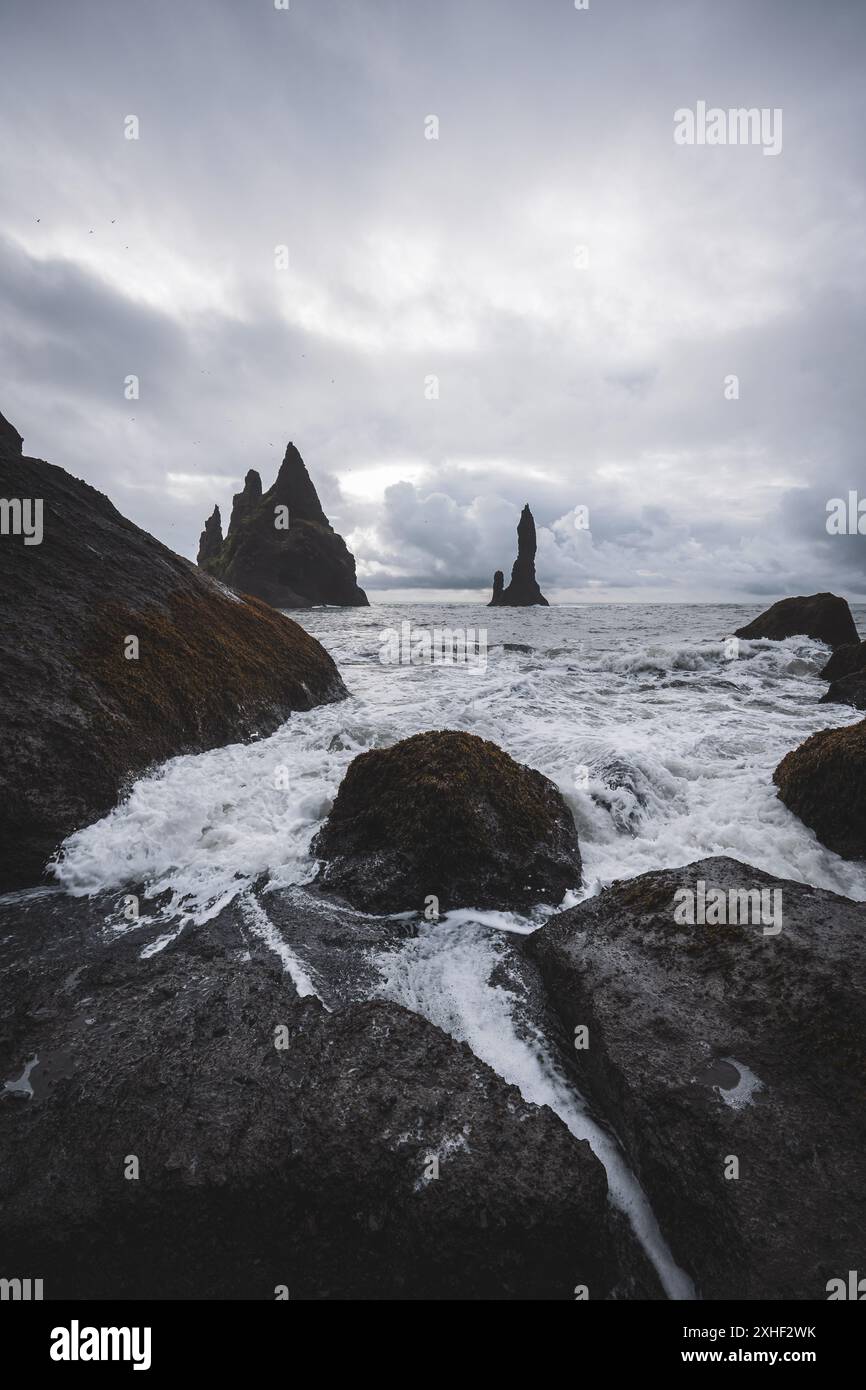 Vagues écrasant sur les rochers à Reynisfjara Black Sand Beach en Islande. Banque D'Images