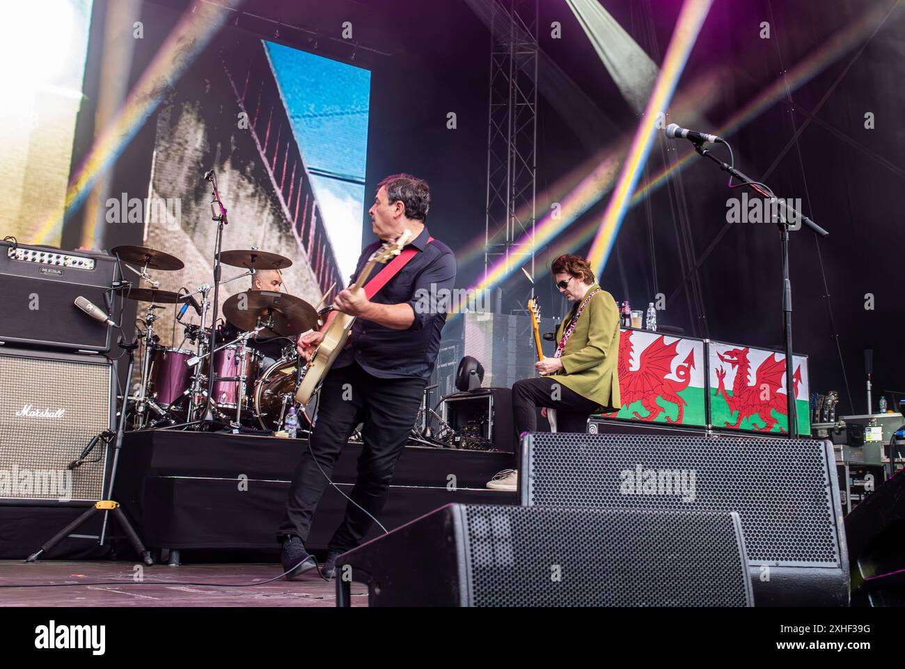 Leeds, Royaume-Uni. 13 juillet 2024. Le groupe de rock gallois Manic Street Preachers joue en direct sur Millennium Square, au centre de la ville. Crédit : ernesto rogata/Alamy Live News Banque D'Images