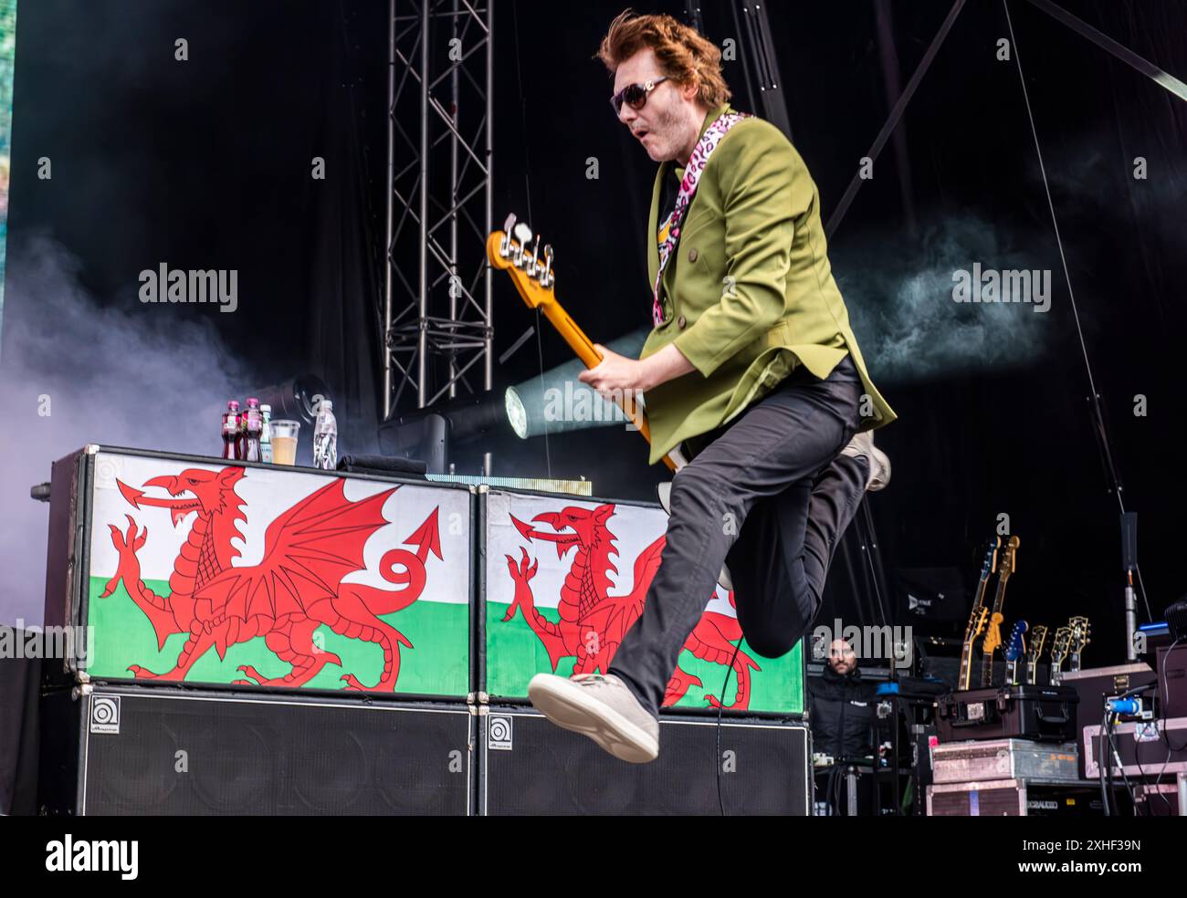 Leeds, Royaume-Uni. 13 juillet 2024. Bassiste du groupe de rock gallois The Manic Street Preachers, Nicky Wire, jouant en direct à Millennium Square, dans le centre-ville. Crédit : ernesto rogata/Alamy Live News Banque D'Images