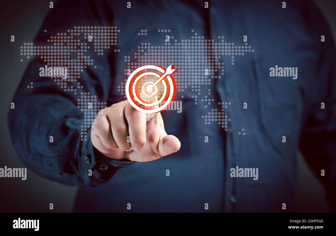 Homme d'affaires souligne les objectifs, établit des lignes directrices pour la stratégie globale de marketing à l'écran virtuel. Réalisation de l'entreprise croissance développement des performances et Banque D'Images