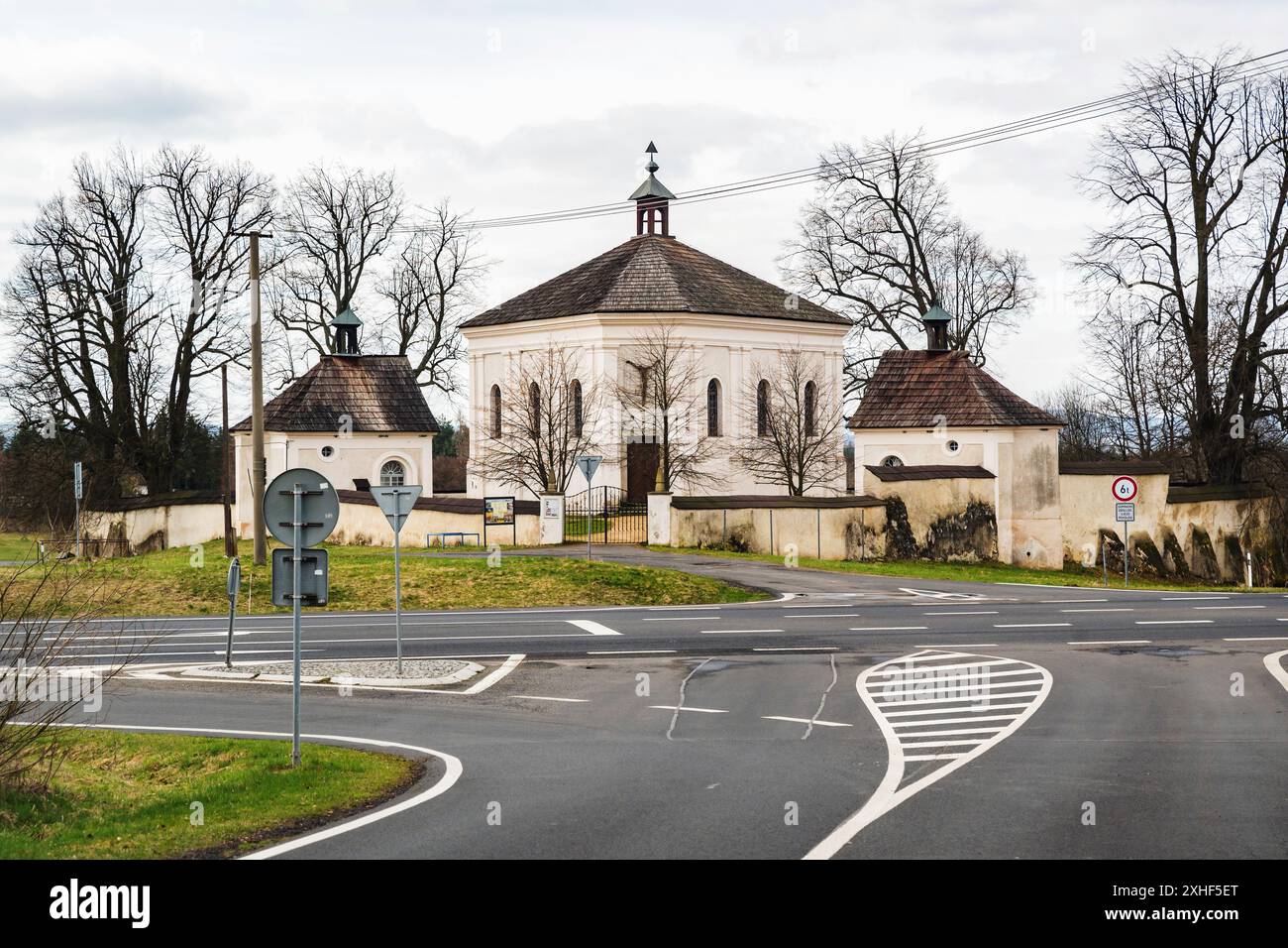 Église Sainte-Trinité, patrimoine culturel médiéval, église de pèlerinage baroque dans le cimetière de Angel Hill (Andelska Hora), république tchèque. Banque D'Images