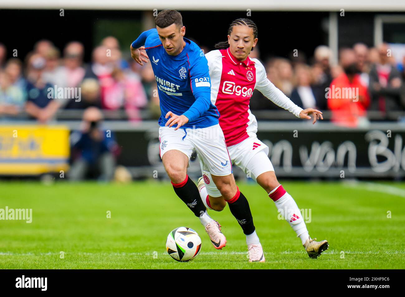 Wezep, PAYS-BAS - 13 JUILLET : Tom Lawrence du Rangers FC est défié par Kian Fitz-Jim de l'AFC Ajax lors du match amical de pré-saison entre l'AFC Ajax et le Rangers FC au Sportpark Mulderssingel le 13 juillet 2024 à Wezep, pays-Bas. (Photo de René Nijhuis) Banque D'Images