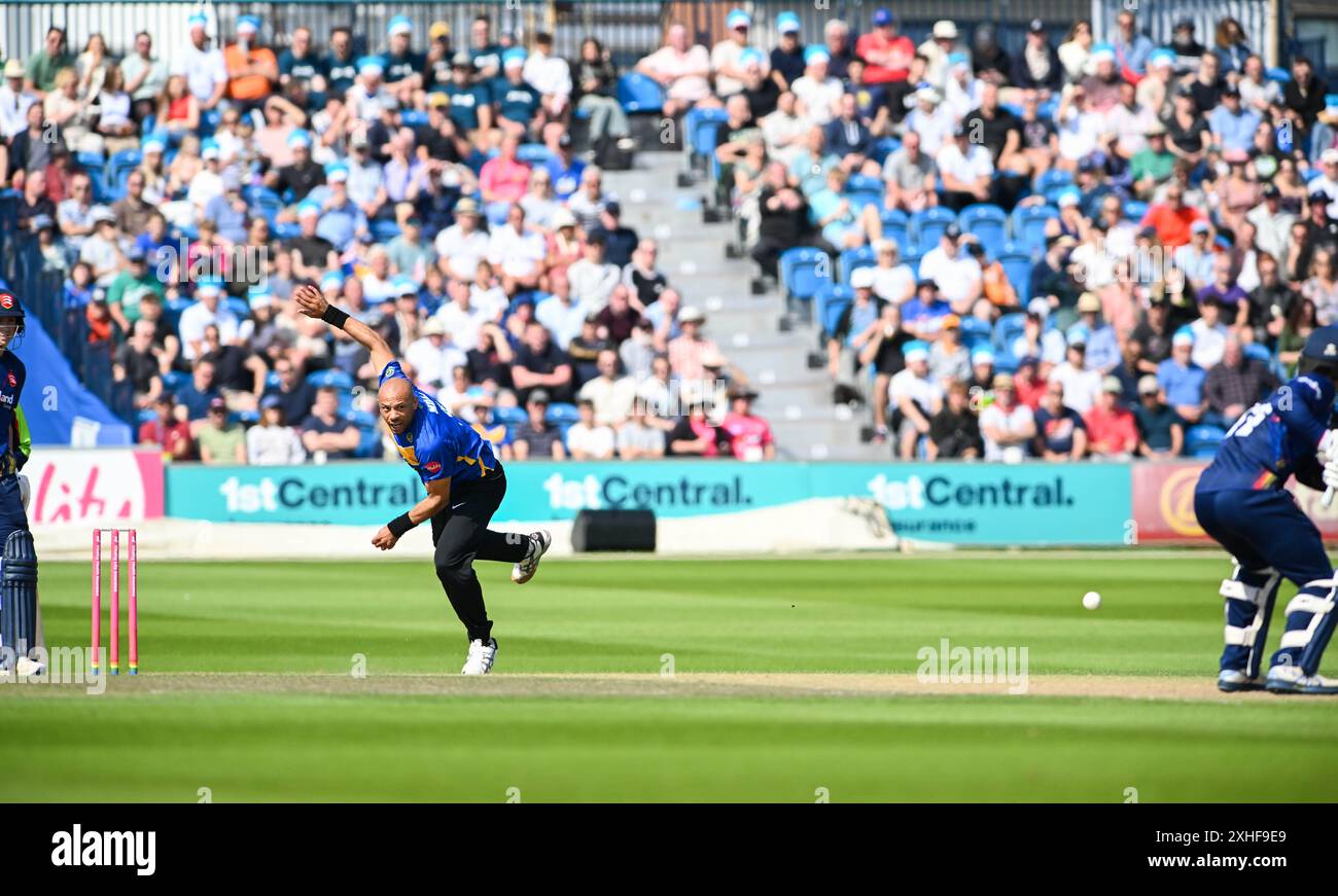 Hove UK 13 juillet 2024 - Tymal Mills bowling pour les requins du Sussex lors du match de cricket Vitality T20 Blast entre les requins du Sussex et l'Essex au 1er Central County Ground à Hove : crédit Simon Dack /TPI/ Alamy Live News Banque D'Images