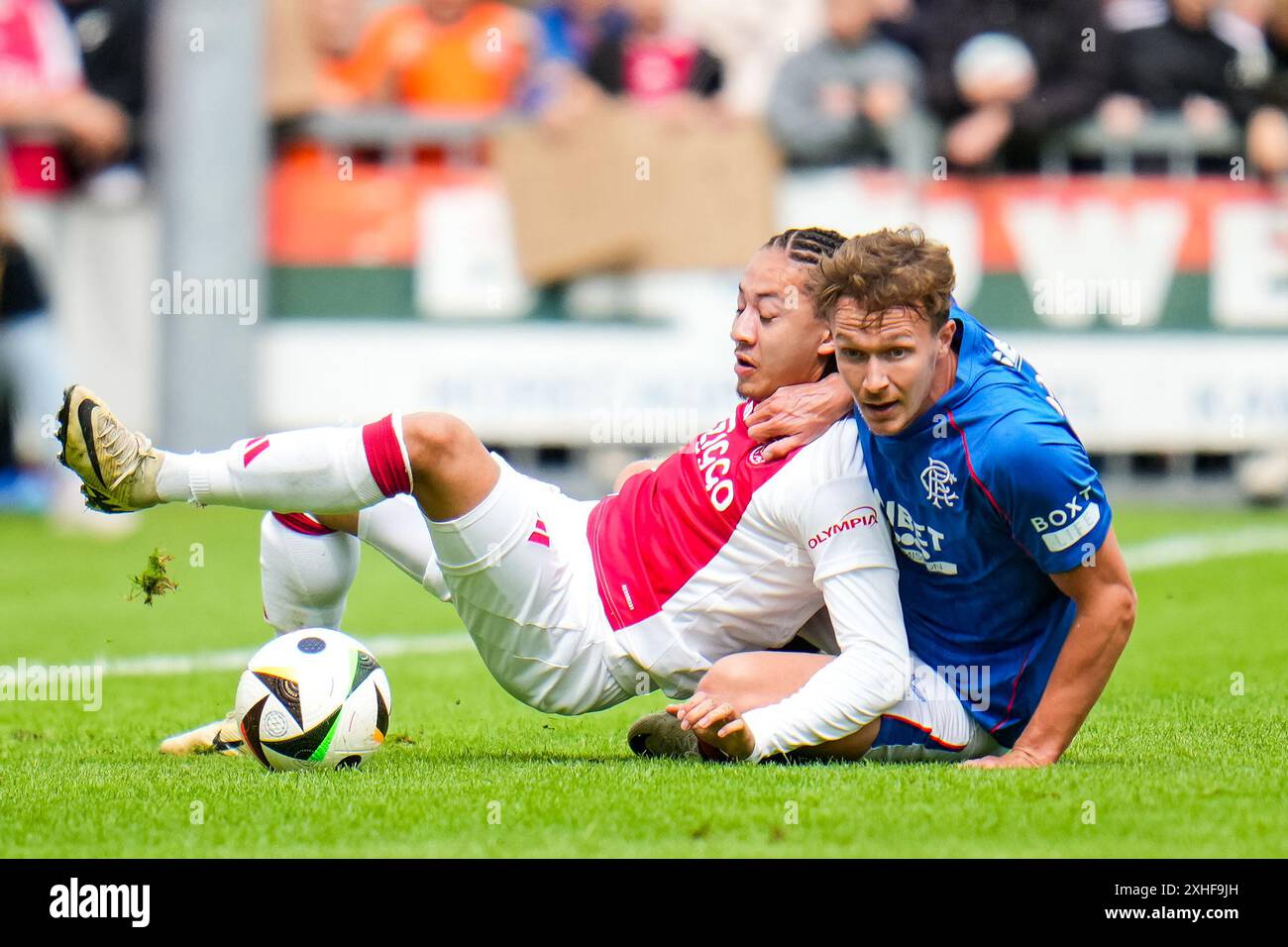 Wezep, PAYS-BAS - 13 JUILLET : Kian Fitz-Jim de l'AFC Ajax et Kieran Dowell du Rangers FC se battent pour la possession lors du match amical de pré-saison entre l'AFC Ajax et le Rangers FC au Sportpark Mulderssingel le 13 juillet 2024 à Wezep, pays-Bas. (Photo de René Nijhuis) Banque D'Images