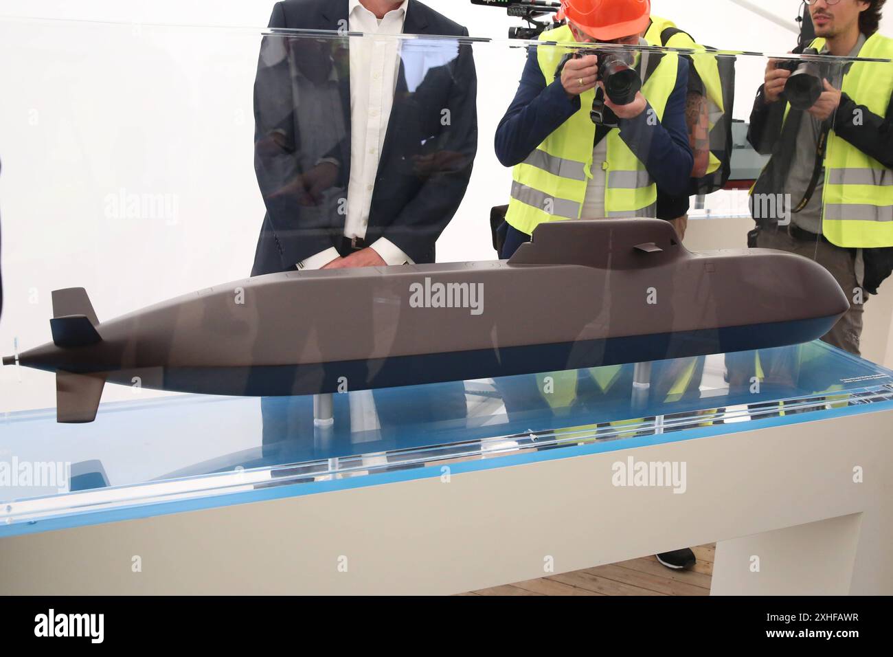 Blick am Freitag 12.07.2024 in der Hansestadt Wismar Nordwestmecklenburg auf die Firma ThyssenKrupp Marine Systems TKMS mit einem U-Boot-Modell Bezeichnung am Modell : HDW Class 212CD Submarine im Mittelpunkt. DAS Unternehmen möchte in absehbarer Zeit an dem Standort verschiedene zukunftsweisende Projekte umsetzten. Dazu könnten u.a. auf längere Sicht auch U-Boote gehören. Bislang ist davon noch nicht viel zusehen. SO wird zunächst einmal das ehemalige Kreuzfahrtschiff Global Dream fertiggestellt das zurzeit von den Mitarbeitern der Meyer Werft für einen amerikanischen Kunden umgebaut wird. Dah Banque D'Images