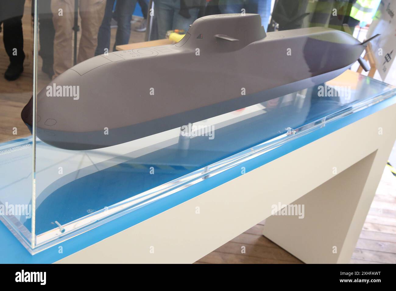 Blick am Freitag 12.07.2024 in der Hansestadt Wismar Nordwestmecklenburg auf die Firma ThyssenKrupp Marine Systems TKMS mit einem U-Boot-Modell Bezeichnung am Modell : HDW Class 212CD Submarine im Mittelpunkt. DAS Unternehmen möchte in absehbarer Zeit an dem Standort verschiedene zukunftsweisende Projekte umsetzten. Dazu könnten u.a. auf längere Sicht auch U-Boote gehören. Bislang ist davon noch nicht viel zusehen. SO wird zunächst einmal das ehemalige Kreuzfahrtschiff Global Dream fertiggestellt das zurzeit von den Mitarbeitern der Meyer Werft für einen amerikanischen Kunden umgebaut wird. Dah Banque D'Images