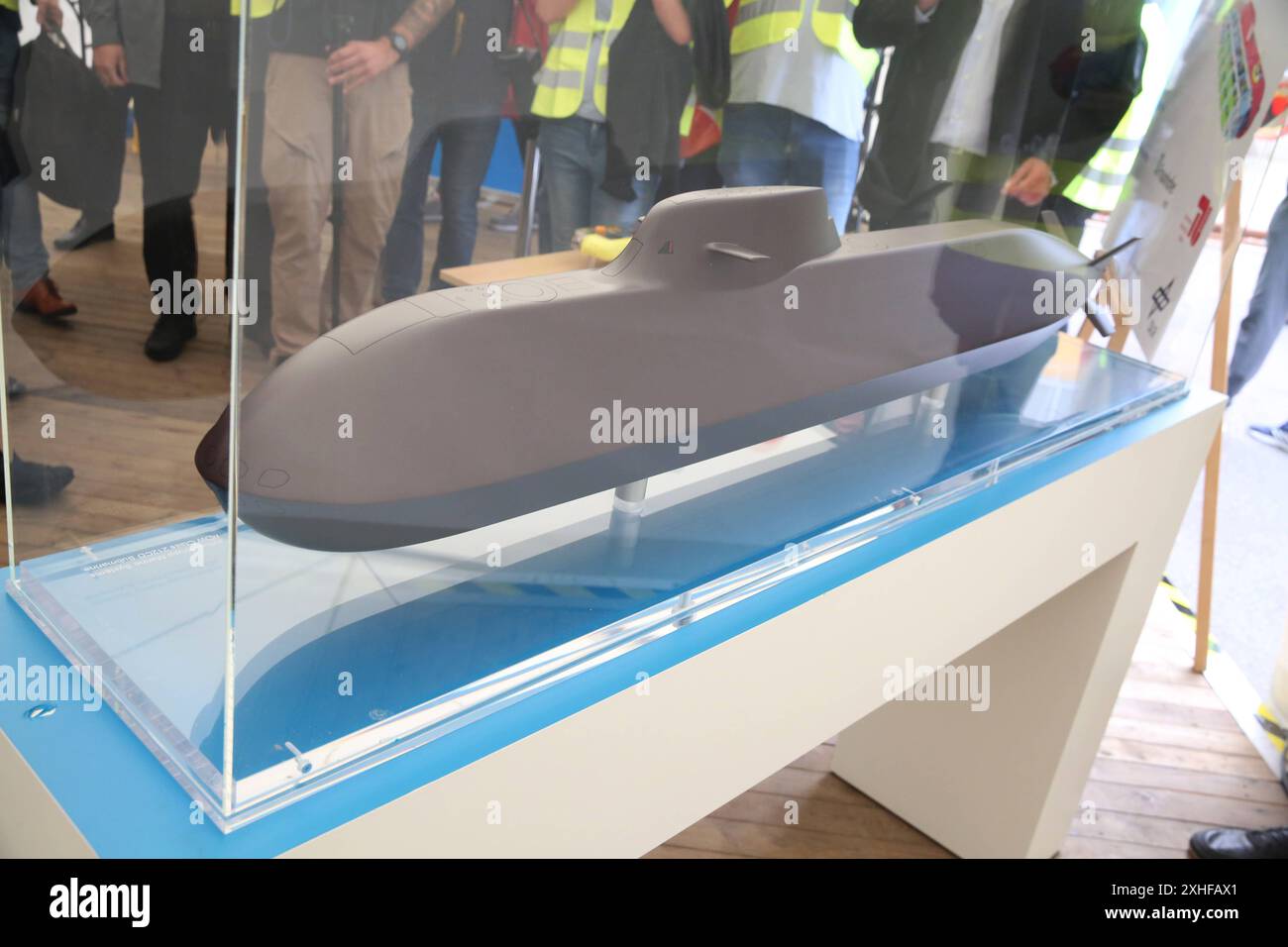 Blick am Freitag 12.07.2024 in der Hansestadt Wismar Nordwestmecklenburg auf die Firma ThyssenKrupp Marine Systems TKMS mit einem U-Boot-Modell Bezeichnung am Modell : HDW Class 212CD Submarine im Mittelpunkt. DAS Unternehmen möchte in absehbarer Zeit an dem Standort verschiedene zukunftsweisende Projekte umsetzten. Dazu könnten u.a. auf längere Sicht auch U-Boote gehören. Bislang ist davon noch nicht viel zusehen. SO wird zunächst einmal das ehemalige Kreuzfahrtschiff Global Dream fertiggestellt das zurzeit von den Mitarbeitern der Meyer Werft für einen amerikanischen Kunden umgebaut wird. Dah Banque D'Images