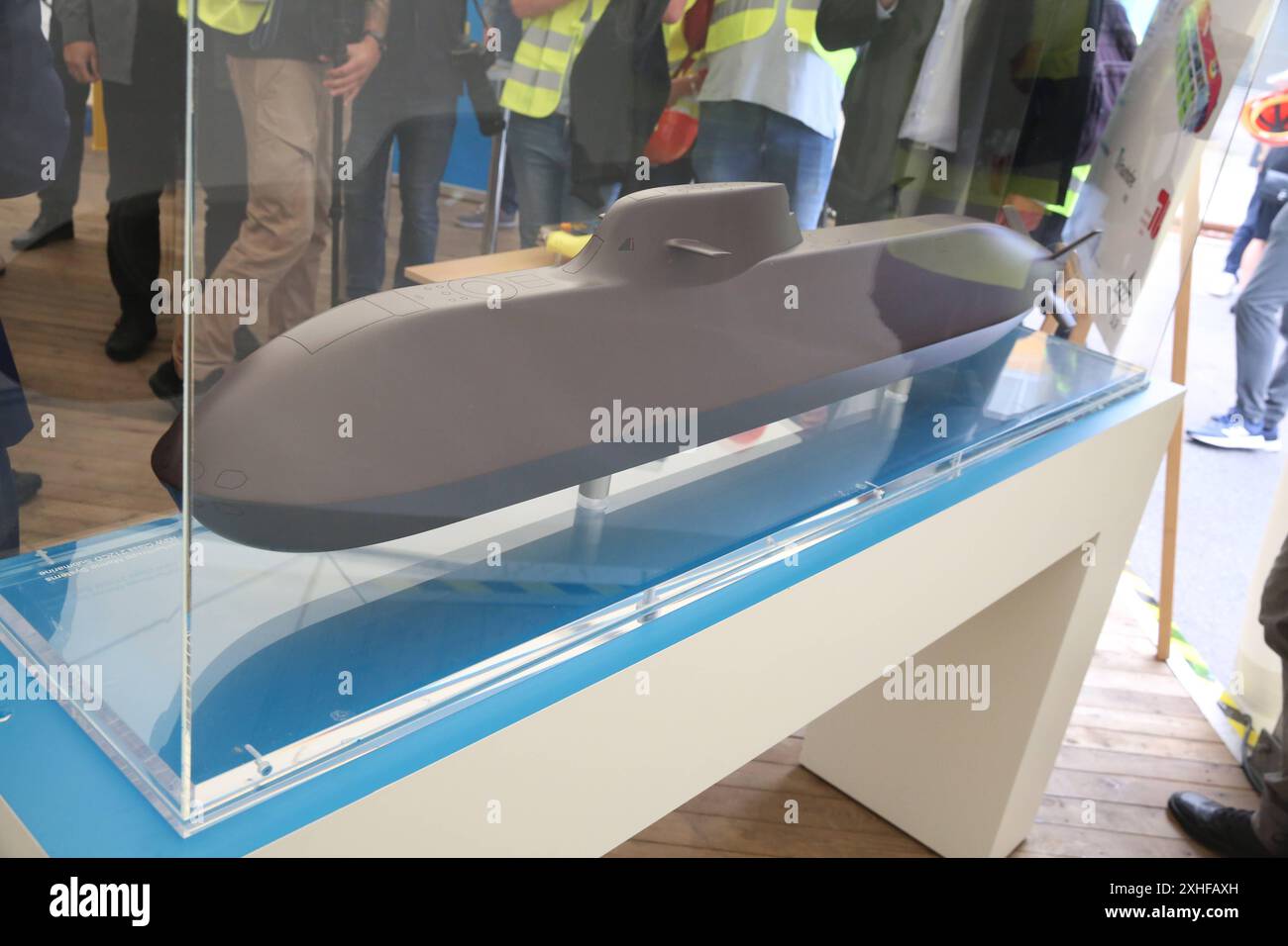 Blick am Freitag 12.07.2024 in der Hansestadt Wismar Nordwestmecklenburg auf die Firma ThyssenKrupp Marine Systems TKMS mit einem U-Boot-Modell Bezeichnung am Modell : HDW Class 212CD Submarine im Mittelpunkt. DAS Unternehmen möchte in absehbarer Zeit an dem Standort verschiedene zukunftsweisende Projekte umsetzten. Dazu könnten u.a. auf längere Sicht auch U-Boote gehören. Bislang ist davon noch nicht viel zusehen. SO wird zunächst einmal das ehemalige Kreuzfahrtschiff Global Dream fertiggestellt das zurzeit von den Mitarbeitern der Meyer Werft für einen amerikanischen Kunden umgebaut wird. Dah Banque D'Images