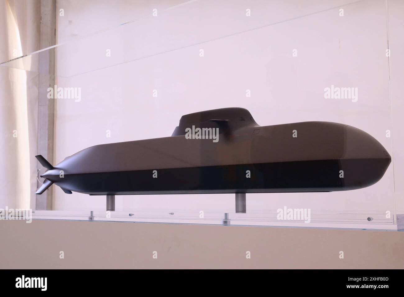 Blick am Freitag 12.07.2024 in der Hansestadt Wismar Nordwestmecklenburg auf die Firma ThyssenKrupp Marine Systems TKMS mit einem U-Boot-Modell Bezeichnung am Modell : HDW Class 212CD Submarine im Mittelpunkt. DAS Unternehmen möchte in absehbarer Zeit an dem Standort verschiedene zukunftsweisende Projekte umsetzten. Dazu könnten u.a. auf längere Sicht auch U-Boote gehören. Bislang ist davon noch nicht viel zusehen. SO wird zunächst einmal das ehemalige Kreuzfahrtschiff Global Dream fertiggestellt das zurzeit von den Mitarbeitern der Meyer Werft für einen amerikanischen Kunden umgebaut wird. Dah Banque D'Images