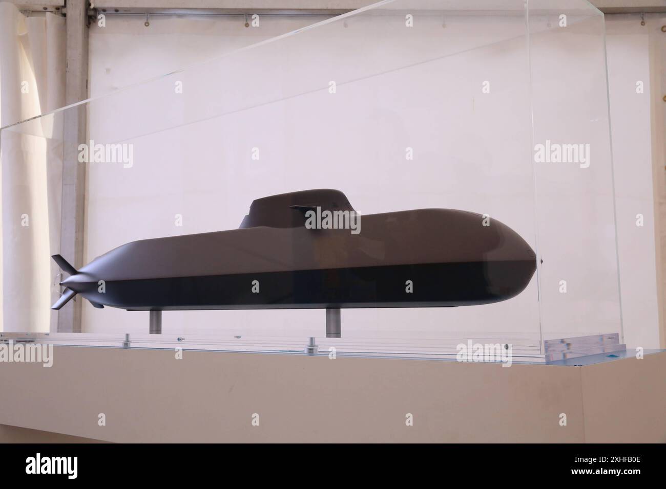 Blick am Freitag 12.07.2024 in der Hansestadt Wismar Nordwestmecklenburg auf die Firma ThyssenKrupp Marine Systems TKMS mit einem U-Boot-Modell Bezeichnung am Modell : HDW Class 212CD Submarine im Mittelpunkt. DAS Unternehmen möchte in absehbarer Zeit an dem Standort verschiedene zukunftsweisende Projekte umsetzten. Dazu könnten u.a. auf längere Sicht auch U-Boote gehören. Bislang ist davon noch nicht viel zusehen. SO wird zunächst einmal das ehemalige Kreuzfahrtschiff Global Dream fertiggestellt das zurzeit von den Mitarbeitern der Meyer Werft für einen amerikanischen Kunden umgebaut wird. Dah Banque D'Images