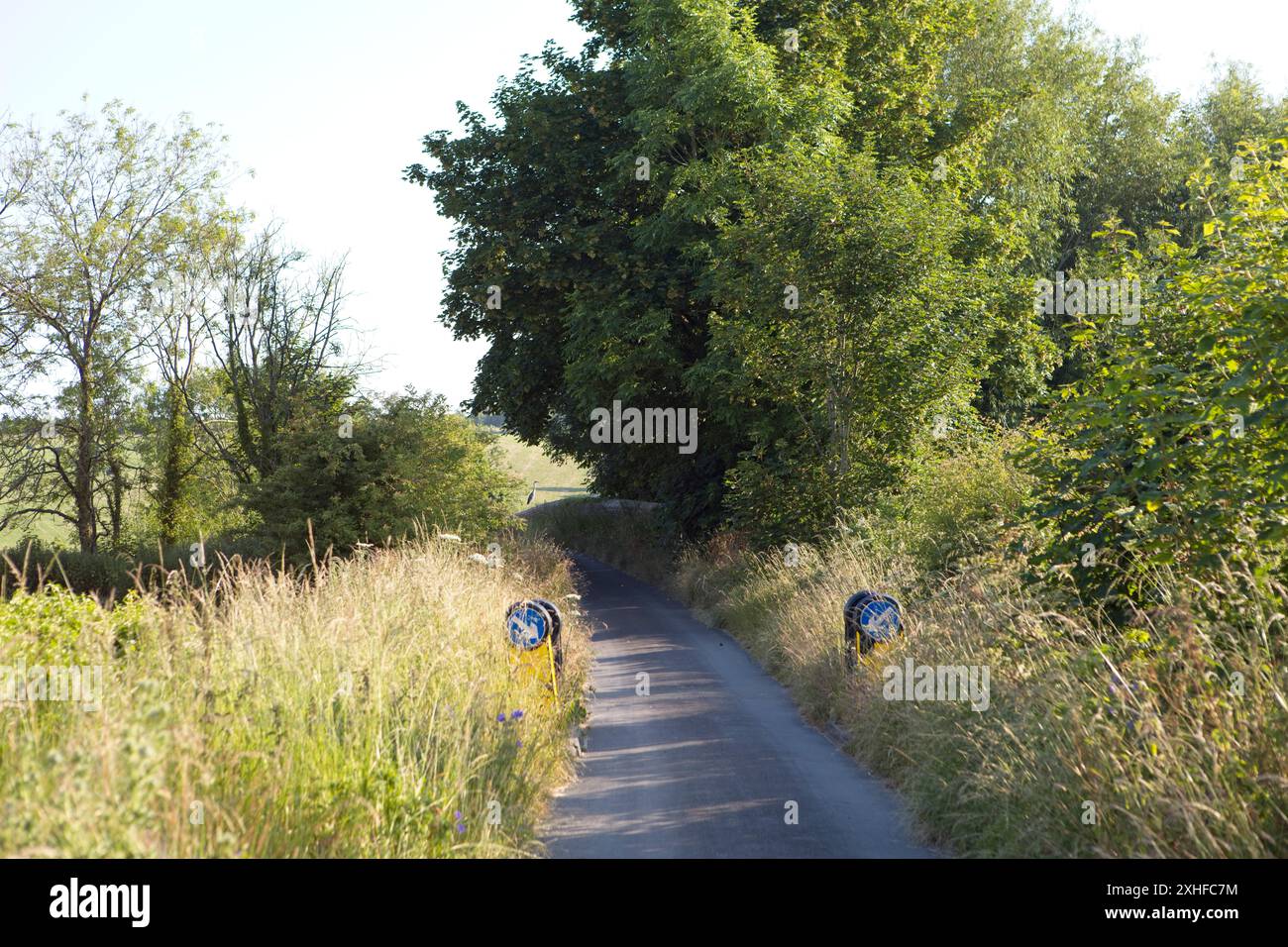 Les ruelles calmes d'Asthall, Oxfordshire, ne peuvent pas faire face à des centaines d'automobilistes Banque D'Images