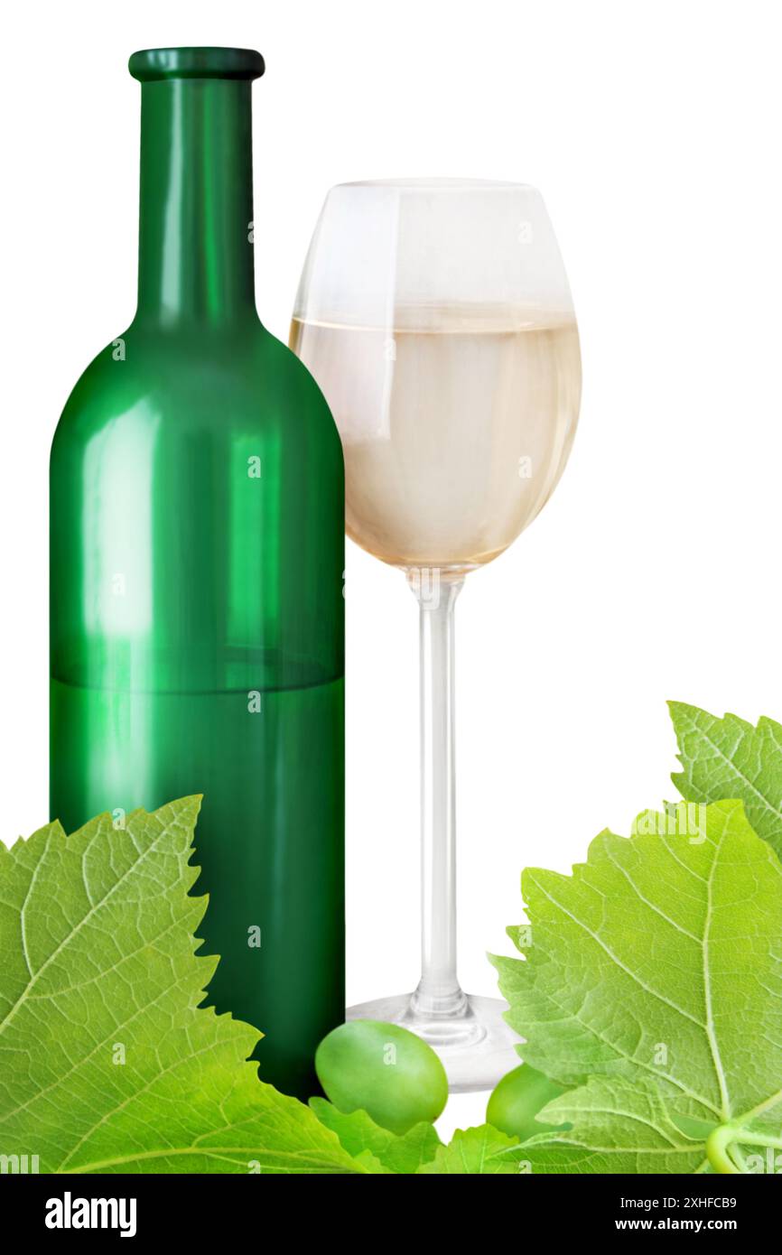Une bouteille de vin blanc et verre isolé sur fond blanc Banque D'Images