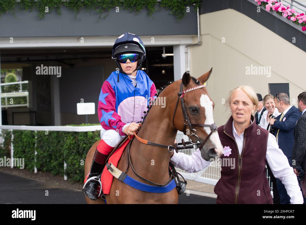 Ascot, Berkshire, Royaume-Uni. 13 juillet 2024. Le cavalier Henry Gramham court poney Laybalands Captain Scarlet dans la Dragon TV and film Studios Pony Race 138cm & Under à Ascot Racecourse dans le Berkshire au Summer Mile Family Raceday. Crédit : Maureen McLean/Alamy Live News Banque D'Images