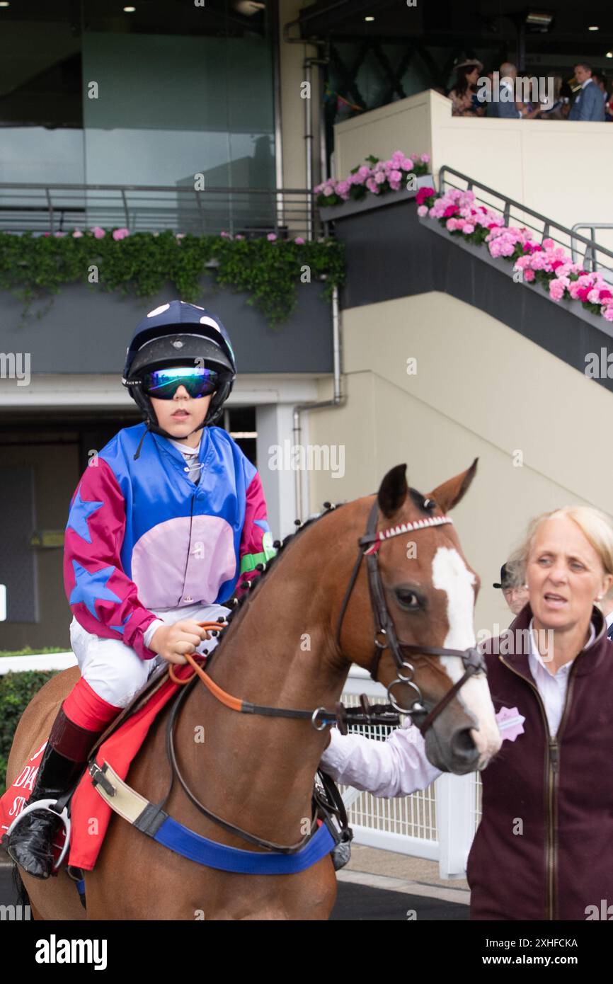 Ascot, Berkshire, Royaume-Uni. 13 juillet 2024. Le cavalier Henry Gramham court poney Laybalands Captain Scarlet dans la Dragon TV and film Studios Pony Race 138cm & Under à Ascot Racecourse dans le Berkshire au Summer Mile Family Raceday. Crédit : Maureen McLean/Alamy Live News Banque D'Images