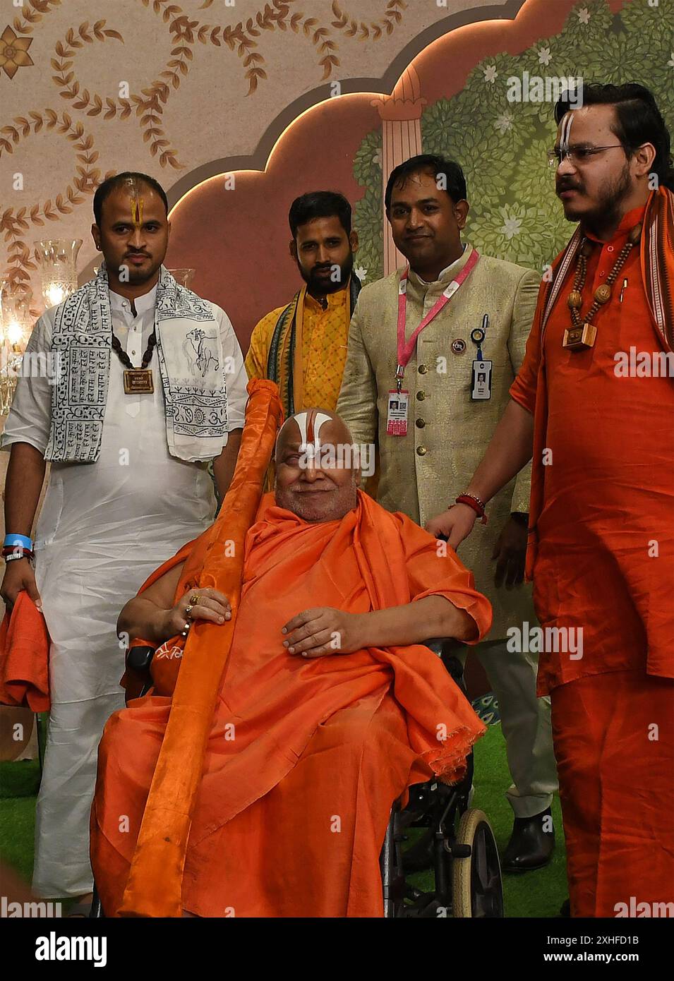 Le chef spirituel et éducateur indien Rambhadracharya (assis) pose pour une photo sur le tapis rouge lors de la cérémonie des bénédictions du couple nouvellement marié Anant Ambani et Radhika Merchant à Mumbai. (Photo Ashish Vaishnav / SOPA images / SIPA USA) Banque D'Images