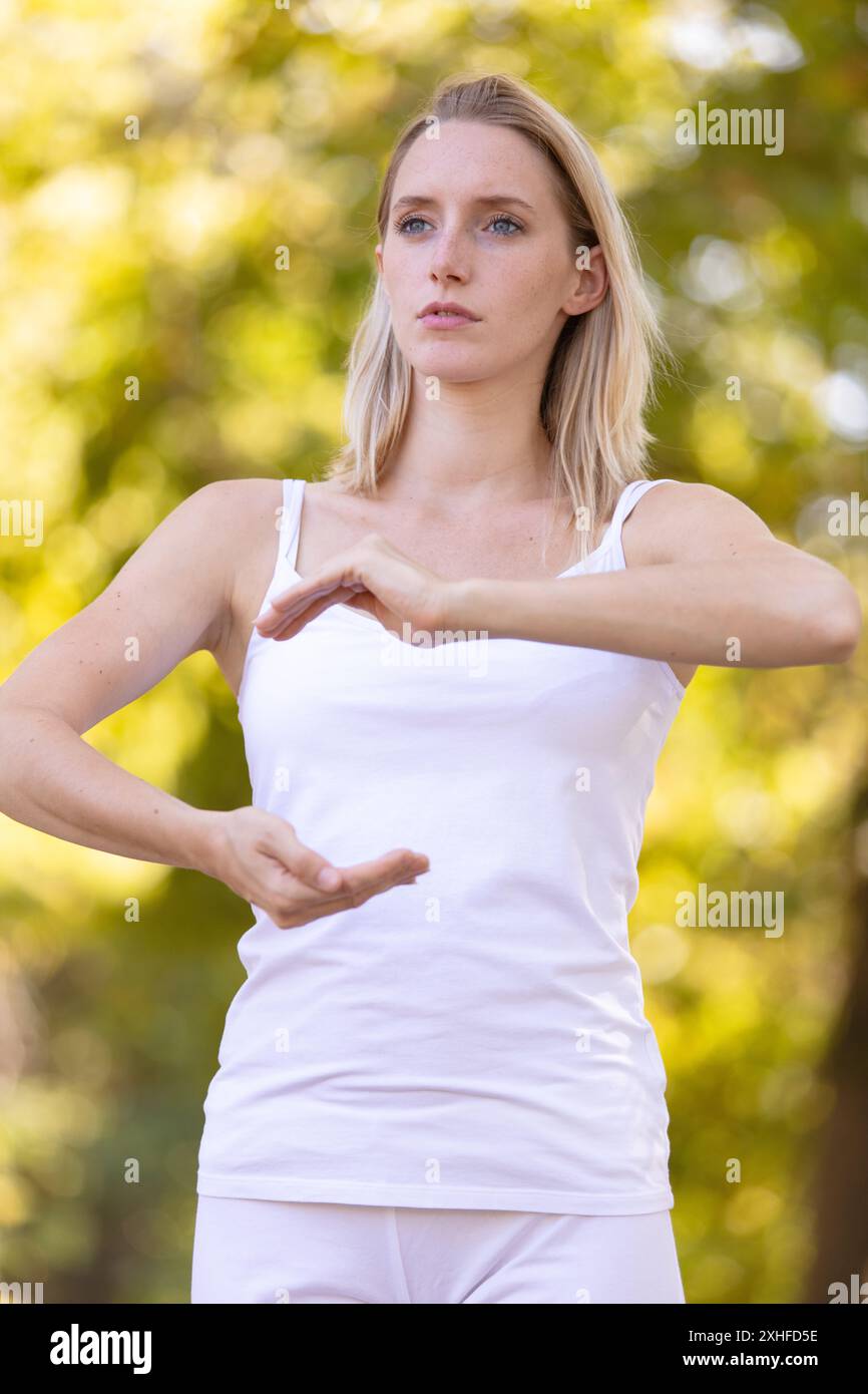 femme faisant du tai chi dans le parc Banque D'Images