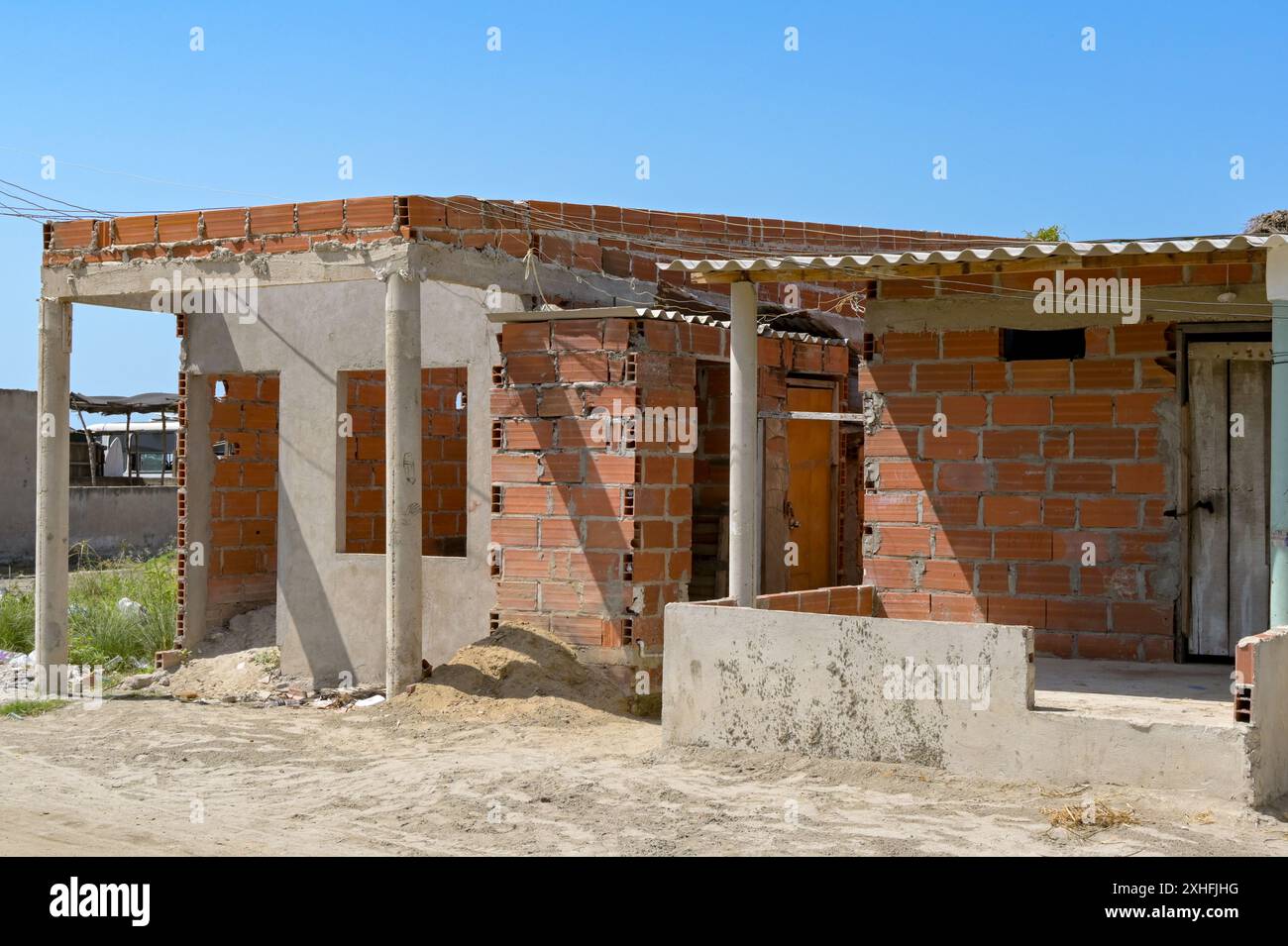 Carthagène, Colombie - 24 janvier 2024 : vue extérieure de face d'une petite maison en construction dans la communauté du village de pêcheurs de la Boquilla Banque D'Images Carthagène, Colombie - 24 janvier 2024 : vue extérieure de face d'une petite maison en construction dans la communauté du village de pêcheurs de la Boquilla Banque D'Images
