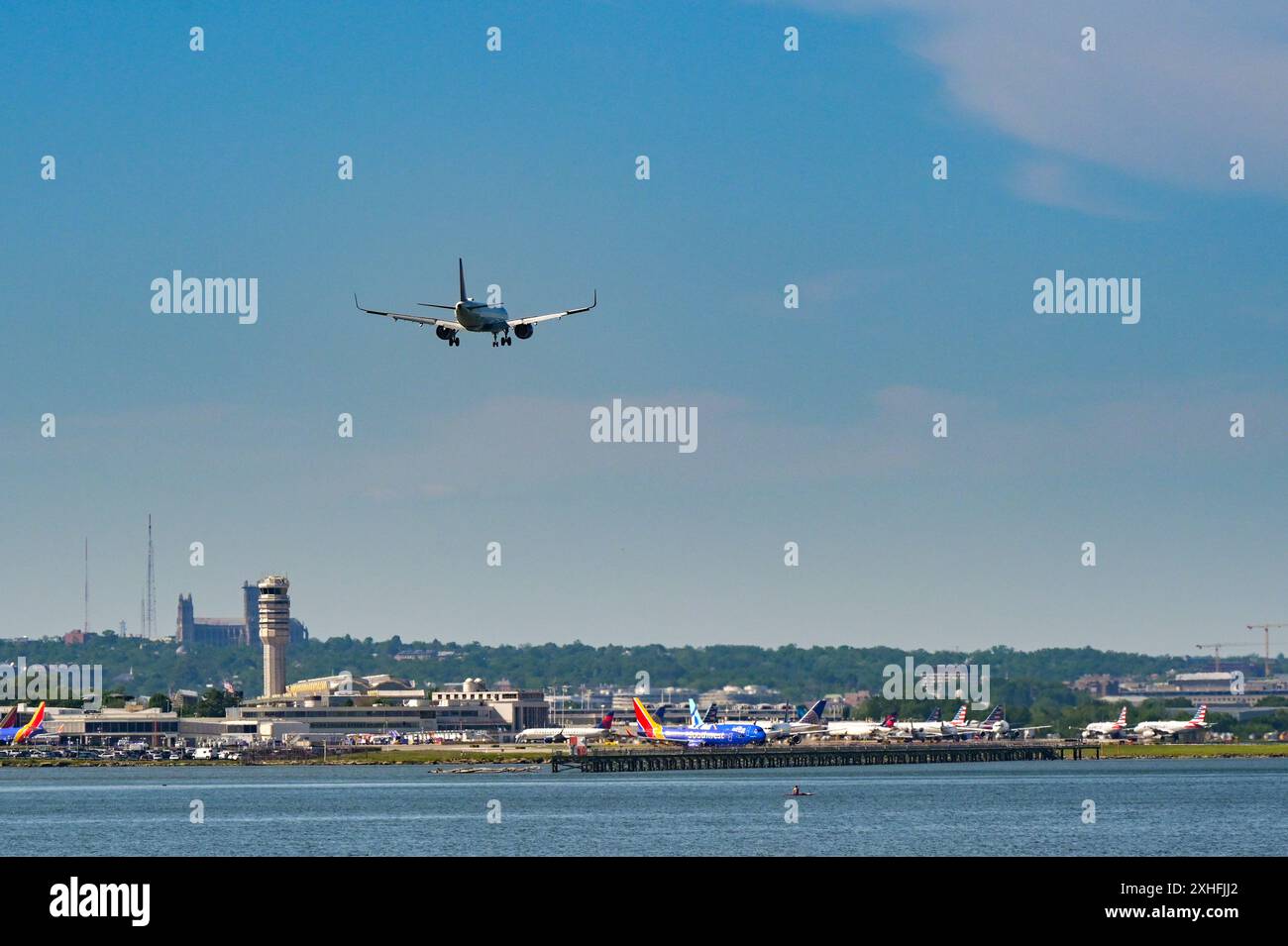 Washington DC, États-Unis - 1er mai 2024 : avion en approche pour atterrir à l'aéroport national Ronald Reagan sur les rives du fleuve Potomac à Washington DC Banque D'Images