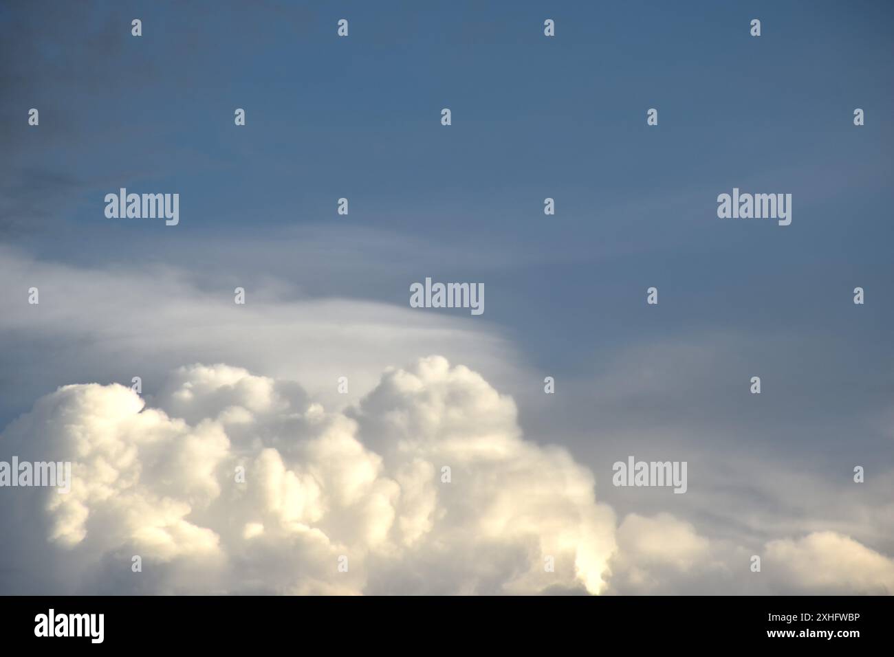 nuage se propageant sur le crépuscule du ciel de coucher du soleil dans la soirée Banque D'Images