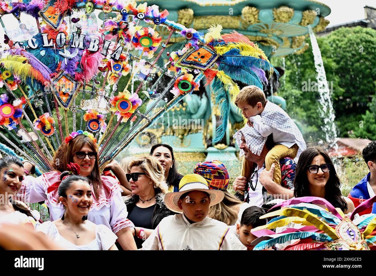 Édimbourg, Écosse, Royaume-Uni. 14 juillet 2024. Festival de jazz et blues Carnival, Une célébration des costumes, des défilés de danse et de musique de The Mound aux West Princes Street Gardens et au Ross Bandstand pour un après-midi de divertissement en direct, y compris de la musique, de la batterie, de la danse et des activités pour les enfants. Crédit : Craig Brown/Alamy Live News Banque D'Images