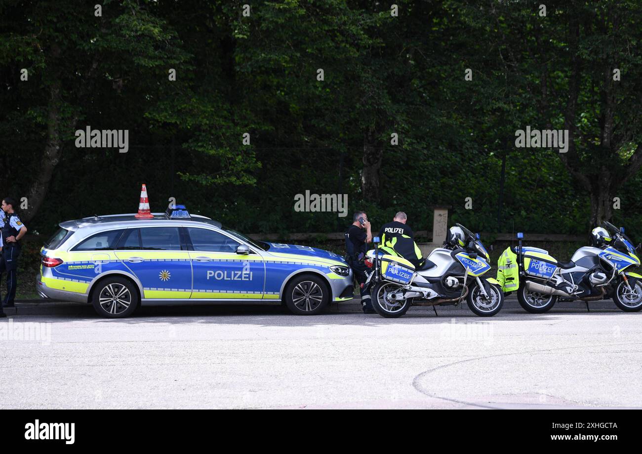 Albstadt - Lautlingen 14.07.2024 Ein Großeinsatz der Polizei und anderer Rettungskraefte in einem Wohngebier in der Naehe des Freizeitbads Badkap, BEI einem Familiendrama. *** Albstadt Lautlingen 14 07 2024 Une opération de grande envergure menée par la police et d'autres services d'urgence dans un quartier résidentiel près de la piscine de Badkap, lors d'un drame familial Banque D'Images