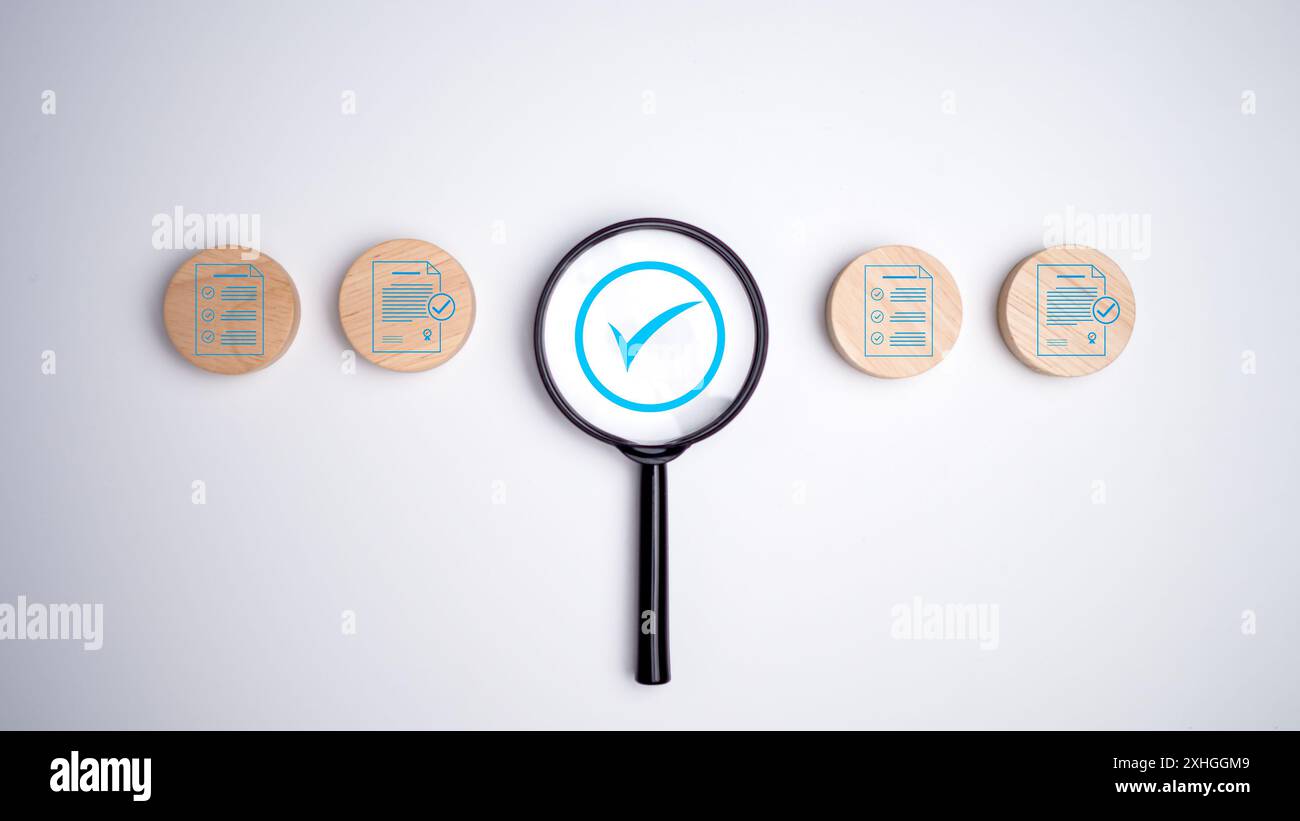 Icône de document qui imprime l'écran sur une planche circulaire en bois pour préparer, vérifier et approuver le document, l'assurance qualité et le concept de garantie ISO, document Banque D'Images