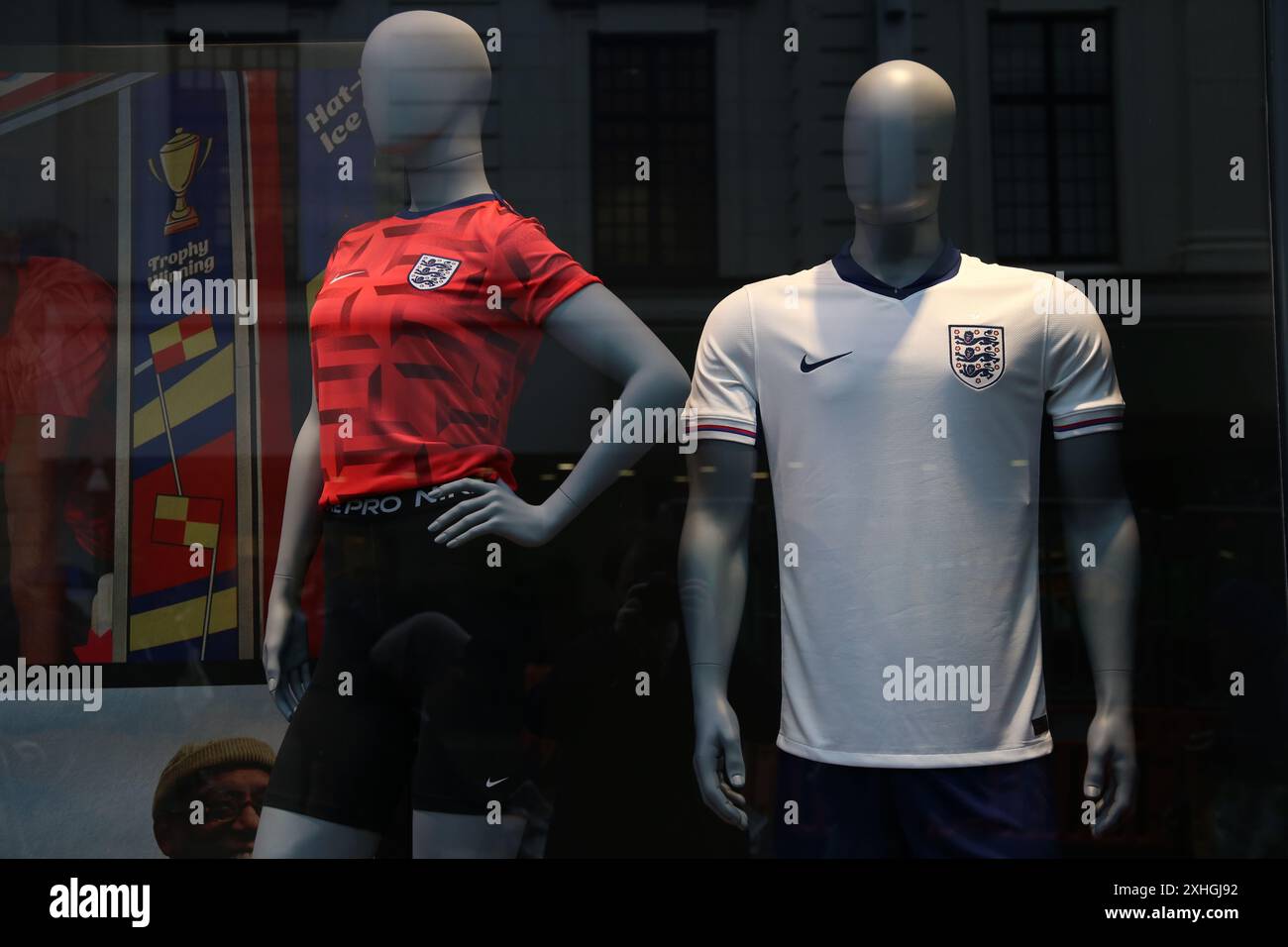 Les magasins de détail anglais de Newcastle montrent leur soutien à l'équipe de football masculin d'Angleterre lors de la finale de l'Euro 2024, Royaume-Uni, Newcastle upon Tyne, le 14 juillet 2024. Crédit : DEW/Alamy Live News Banque D'Images