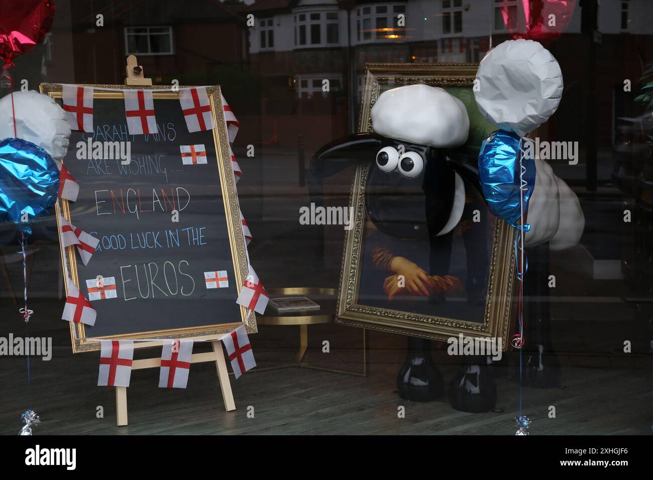 Les magasins de détail anglais de Newcastle montrent leur soutien à l'équipe de football masculin d'Angleterre lors de la finale de l'Euro 2024, Royaume-Uni, Newcastle upon Tyne, le 14 juillet 2024. Crédit : DEW/Alamy Live News Banque D'Images