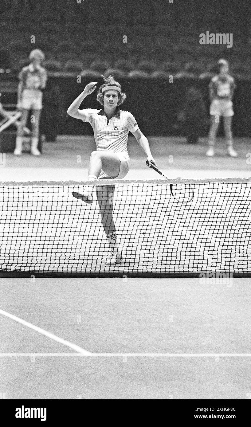 Philadelphie, PA - 25 janvier 1978 : championnat américain de tennis en salle professionnel, John McEnroe, amateur de 18 ans. Photo prise au match contre Tom Gullikeen. McEnroe a gagné. Banque D'Images