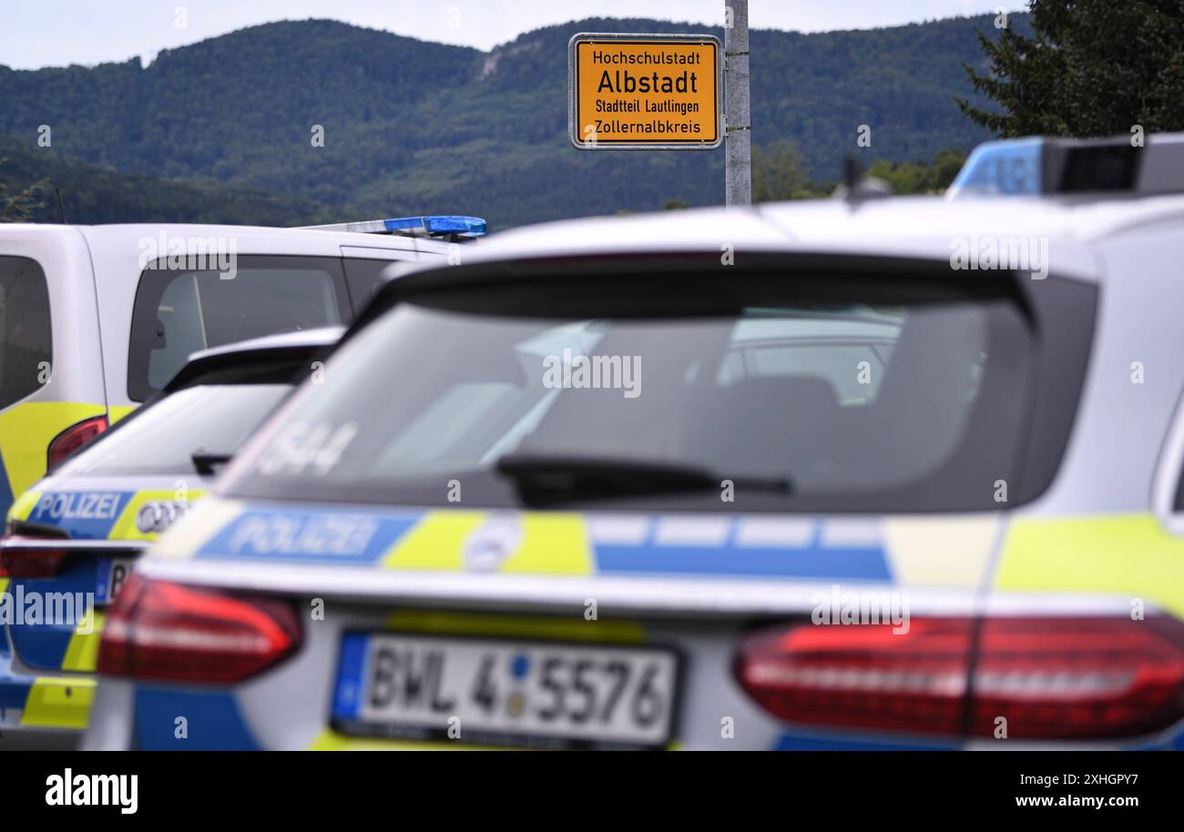 Albstadt - Lautlingen 14.07.2024 Symbolbild Ortsschild, Ein Großeinsatz der Polizei und anderer Rettungskraefte in einem Wohngebiet, BEI einem Familiendrama. *** Albstadt Lautlingen 14 07 2024 image symbolique d'un panneau urbain, Une opération à grande échelle de la police et d'autres services d'urgence dans une zone résidentielle, lors d'un drame familial Banque D'Images