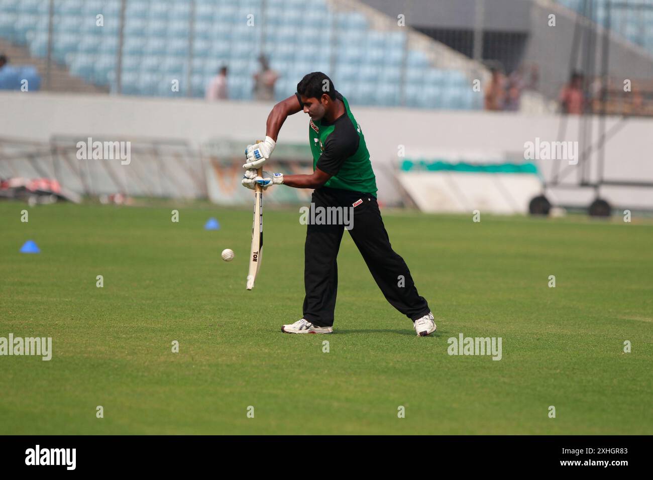 L'équipe nationale de cricket du Bangladesh assiste à une séance d'entraînement au stade national de cricket Sher-e-Bangla à Mirpur, Dhaka, Bangladesh, 27 novembre 2010. As Banque D'Images