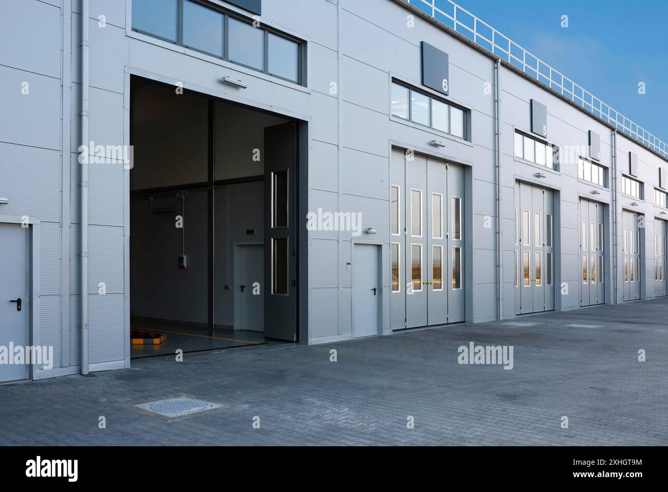 Garage pour l'entretien des camions et des voitures. Service de voiture. Transport de marchandises et logistique. Vue latérale. Banque D'Images