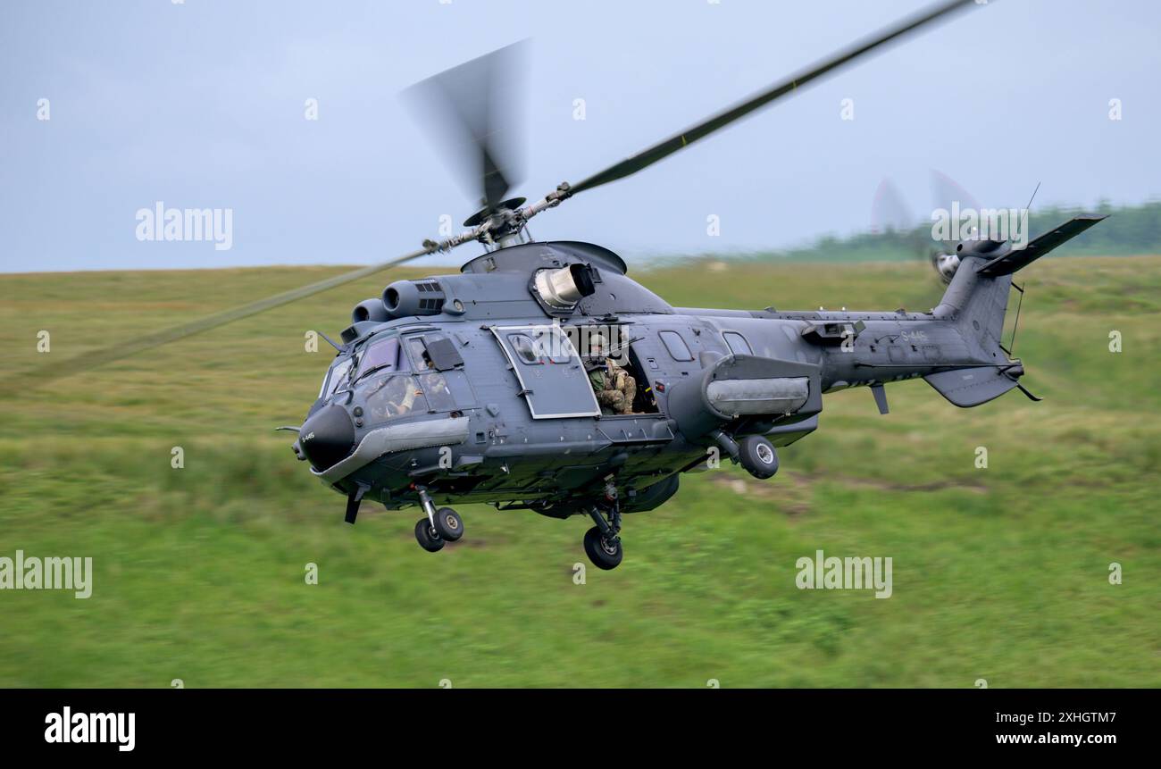 Hélicoptères de la Royal Netherlands Air Force en action, lors de l'opération Tac Blaze 2024 à la RAF Spadeadam Banque D'Images