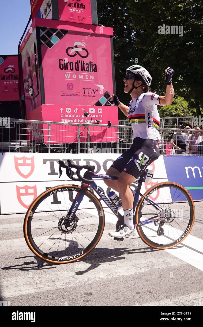 Kimberley (le court) Pienaar (AG Insurance - Soudal Team) fête son vélo jusqu'à la ligne d'arrivée pour remporter la 8ème étape du Giro d&#x2019;Italia Women, de Pescara à L'Aquila, Italie dimanche 14 juillet 2024. Sport - cyclisme . (Photo Massimo Paolone/Lapresse) Banque D'Images