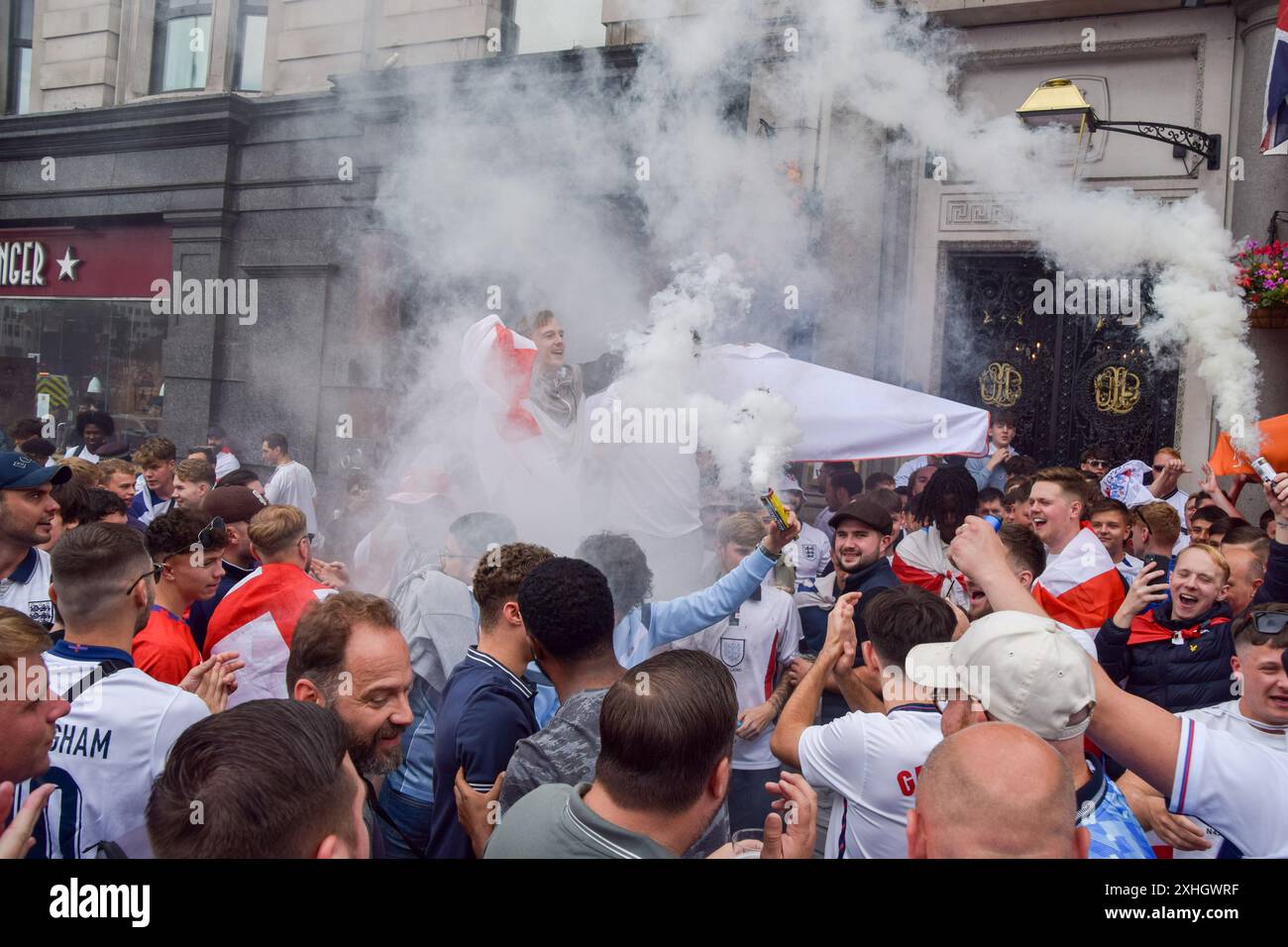 Londres, Royaume-Uni. 14 juillet 2024. Les supporters anglais ont déclenché des flammes de fumée devant le pub Admiralty de Trafalgar Square à Londres avant la finale de l'Euro 2024 avec l'Espagne à Berlin. Crédit : Vuk Valcic/Alamy Live News Banque D'Images