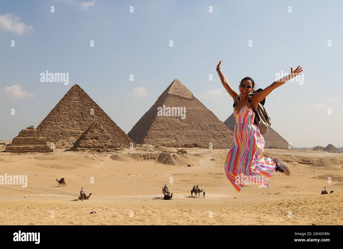 (240714) -- LE CAIRE, 14 juillet 2024 (Xinhua) -- Un touriste pose pour la photo sur le site pittoresque des pyramides de Gizeh à Gizeh, en Égypte, le 14 juillet 2024. Les recettes touristiques de l'Egypte ont atteint 6,6 milliards de dollars américains au premier semestre de 2024, dépassant les 6,3 milliards de dollars au cours de la même période en 2023. (Xinhua/Wang Dongzhen) Banque D'Images