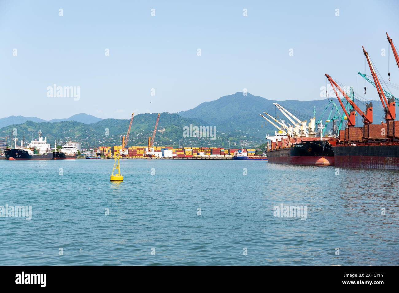 Batumi, Géorgie - 13 JUIN 2024 : le port maritime de Batumi est le plus grand port maritime de conteneurs, de traversiers et de marchandises diverses de Géorgie. Banque D'Images