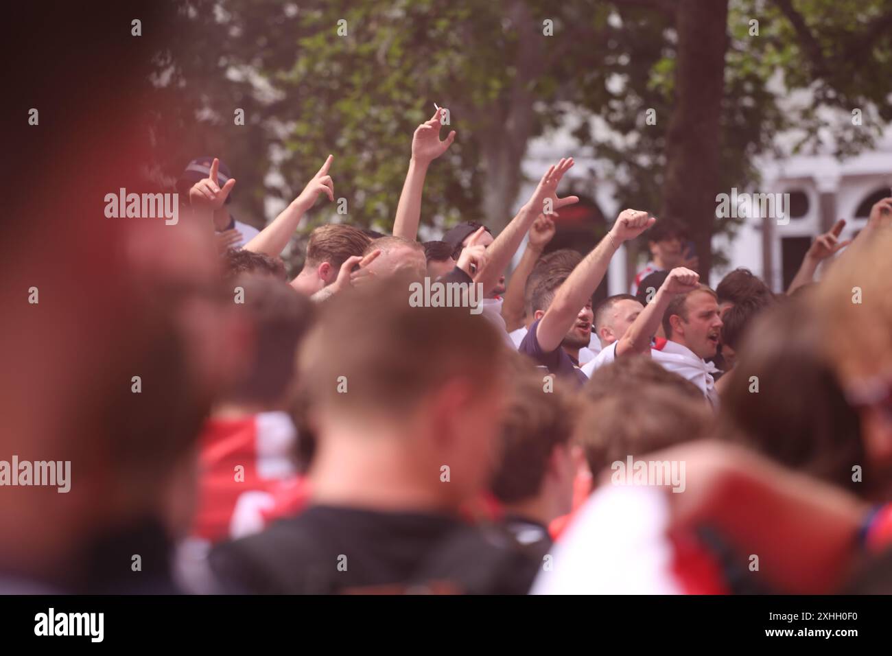 14 juillet 2024, Londres, UK police Control Boozy England fans dans le centre de Londres le jour de la finale Angleterre-Espagne de la Coupe d'Europe, les fans se rassemblent et prennent un verre dans le centre de Londres. Un groupe a été repoussé de la Charring Cross Road et enfermé à Leicester Square, et l'alcool a été confisqué en vertu des lois de Londres sur la consommation de boissons dans les rues. Crédit photo : Roland Ravenhill/Alamy Banque D'Images
