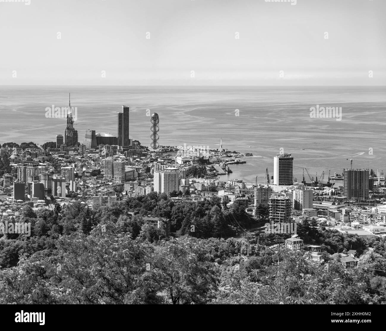 Batoumi, Géorgie - 13 JUIN 2024 : vue aérienne de la ville de Batoumi depuis le sommet de la montagne Anurie. Batoumi est la capitale du Républicain autonome Banque D'Images