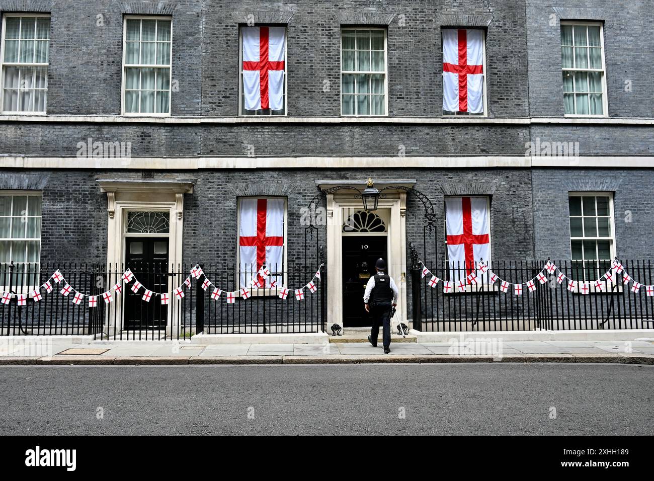 Downing Street arboré de drapeaux anglais à la veille de la finale de l'Euro 2024, Westminster, Londres, Royaume-Uni Banque D'Images