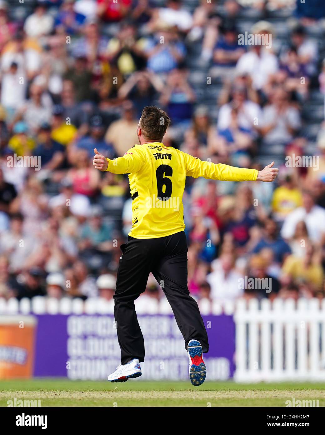 Cheltenham, Royaume-Uni, 14 juillet 2024. Tom Smith, joueur/entraîneur du Gloucestershire, célèbre avoir pris le guichet de Colin Ingram de Glamorgan lors du T20 Vitality Blast match entre Gloucestershire et Glamorgan. Crédit : Robbie Stephenson/Gloucestershire Cricket/Alamy Live News Banque D'Images