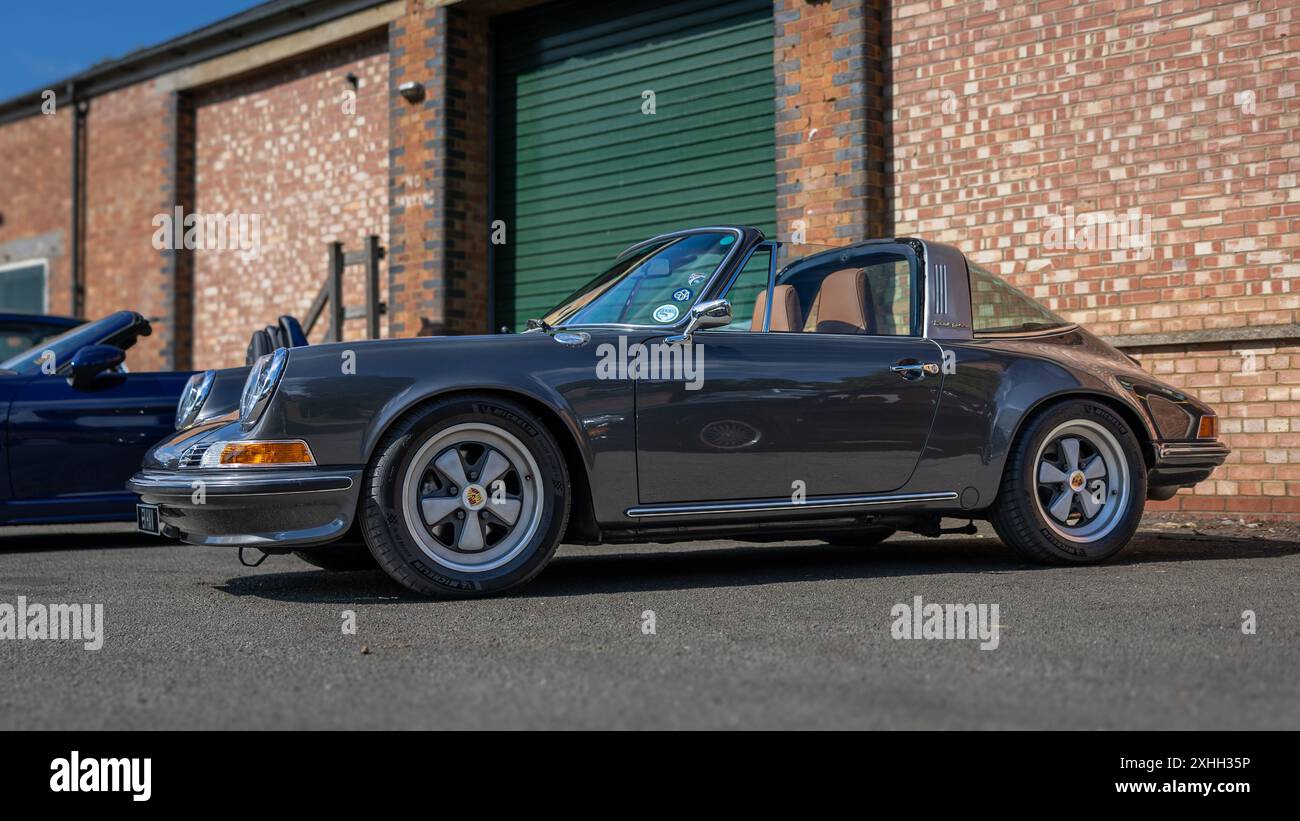 Porsche 911 Carrera Targa Sport 1987, exposée lors de l’Assemblée de l’Euro qui s’est tenue à Bicester Heritage le 14 juillet 2024. Banque D'Images