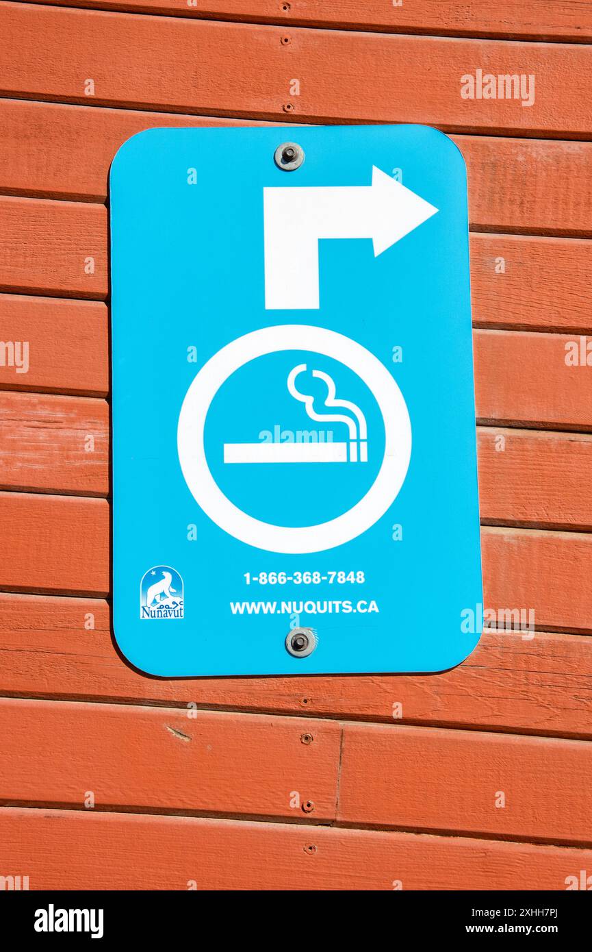 Panneau indiquant la zone fumeurs de l'Hôpital général Qikiqtani sur Niaqunngusiariaq à Iqaluit, Nunavut, Canada Banque D'Images