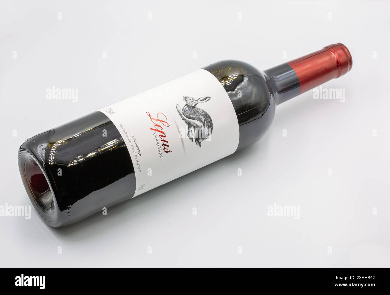 Kiev, Ukraine - 31 mai 2024 : tournage studio de Lepus Portugal bouteille de vin sec rouge en gros plan sur fond blanc. Banque D'Images
