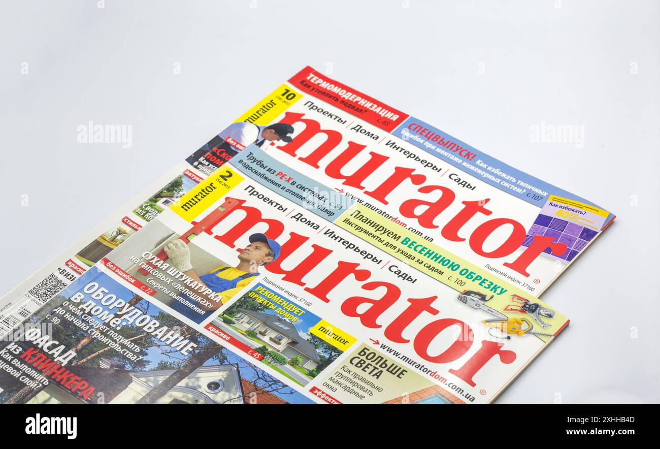Kiev, Ukraine - 31 mai 2024 : tournage en studio des magazines Murator construction en gros plan sur blanc. Banque D'Images