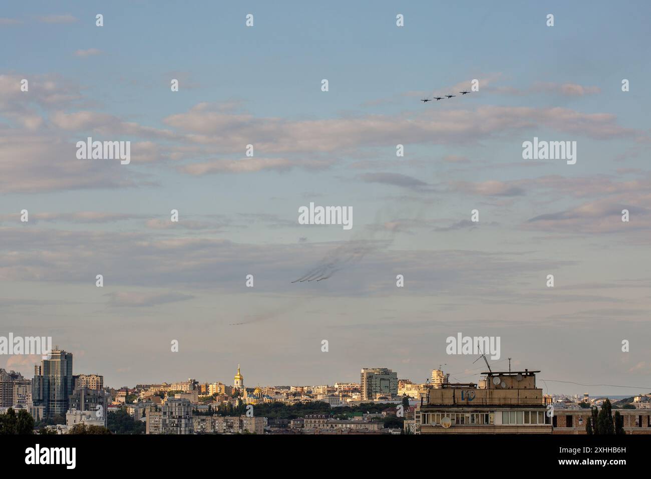 Kiev, Ukraine - 22 août 2021 : paysage urbain aérien d'été avec des avions militaires volants lors d'un défilé dédié au jour de l'indépendance de l'Ukraine. Banque D'Images