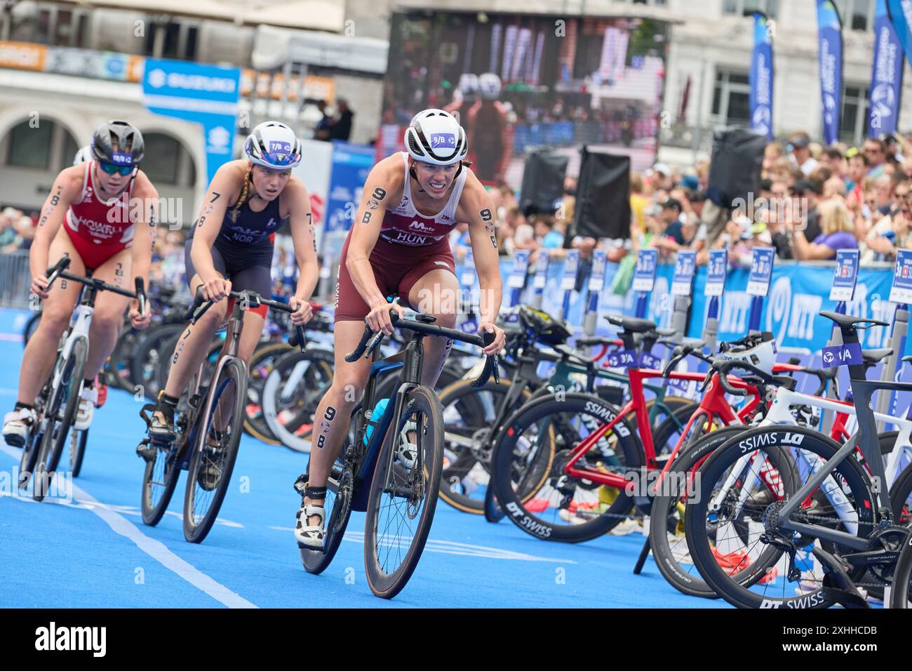 Hambourg, Allemagne. 14 juillet 2024. Triathlon : série du monde de triathlon ITU/Championnats du monde, relais mixte : participants sur le vélo au Rathausmarkt. Crédit : Georg Wendt/dpa/Alamy Live News Banque D'Images