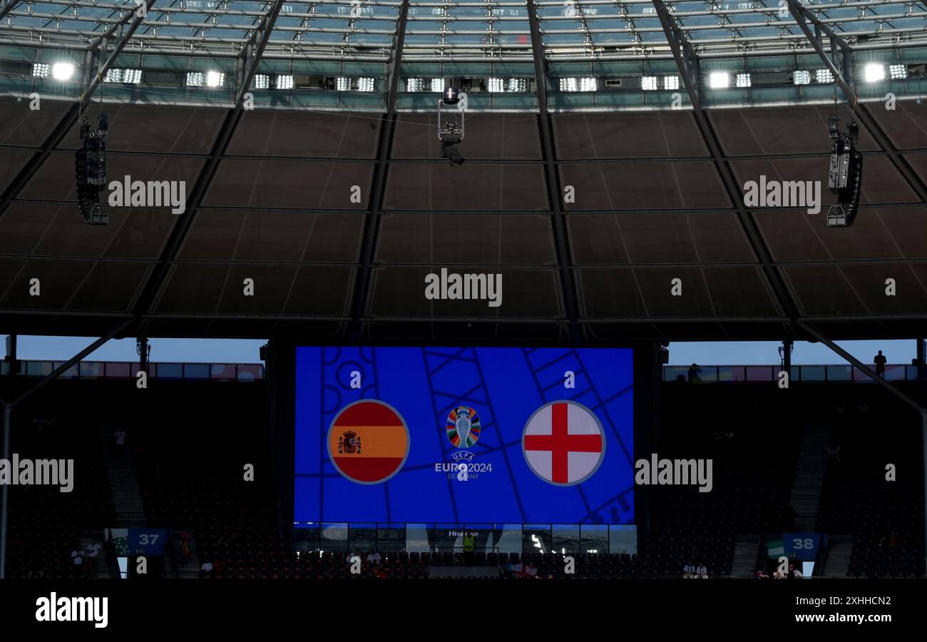 L'écran montrant les drapeaux espagnol et anglais avant la finale de l'UEFA Euro 2024 à l'Olympiastadion de Berlin. Date de la photo : dimanche 14 juillet 2024. Banque D'Images