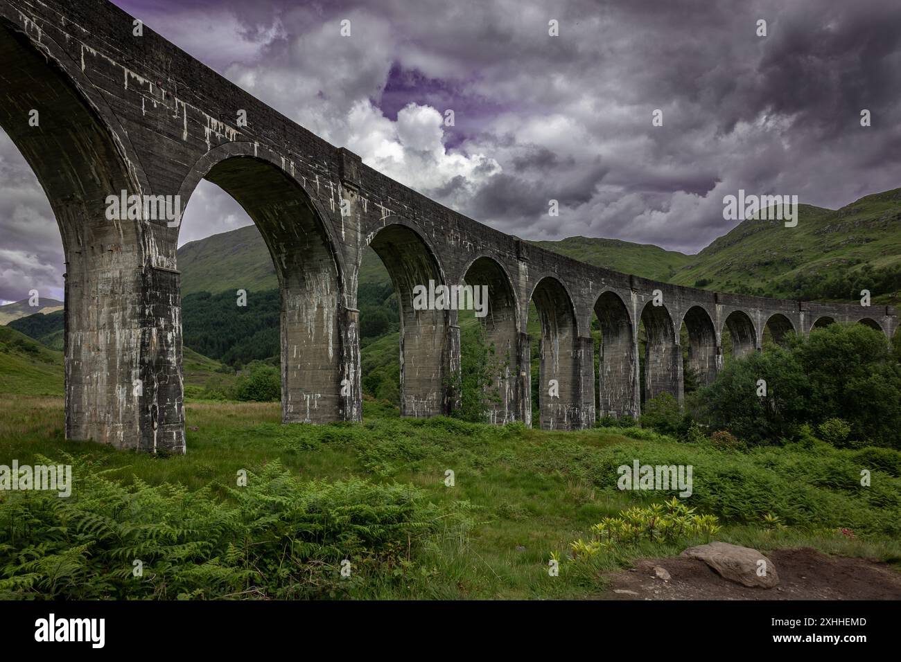 Le viaduc de Glenfinnan, ancien lieu de tournage de Harry Potter, est un viaduc ferroviaire sur la West Highland Line à Glenfinnan, dans le comté d'Inverness, en Écosse Banque D'Images