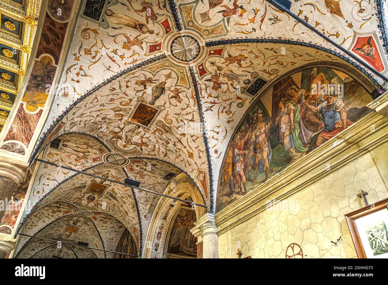 Les voûtes croisées décorées et fresquées composées de figures féminines et masculines, d'anges et de chérubins des allées latérales de l'abbaye de Farfa. Lazio, Italie Banque D'Images